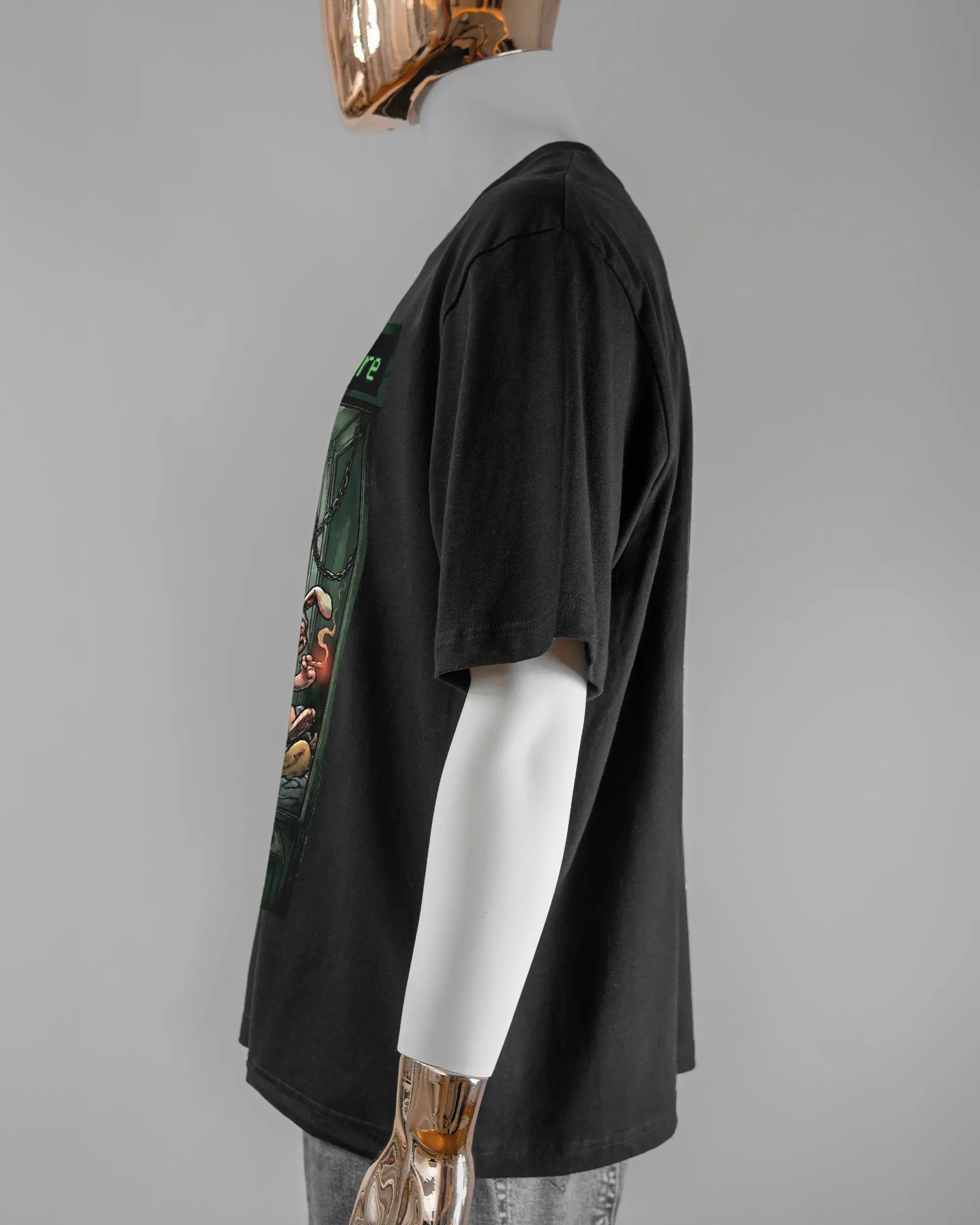 Seitenansicht des Basic Unisex T-Shirt Oversized von Maondo mit dem Design Extrabreit vorne in der Farbe Black und in der Größe L getragen von einer maskulinen Puppe