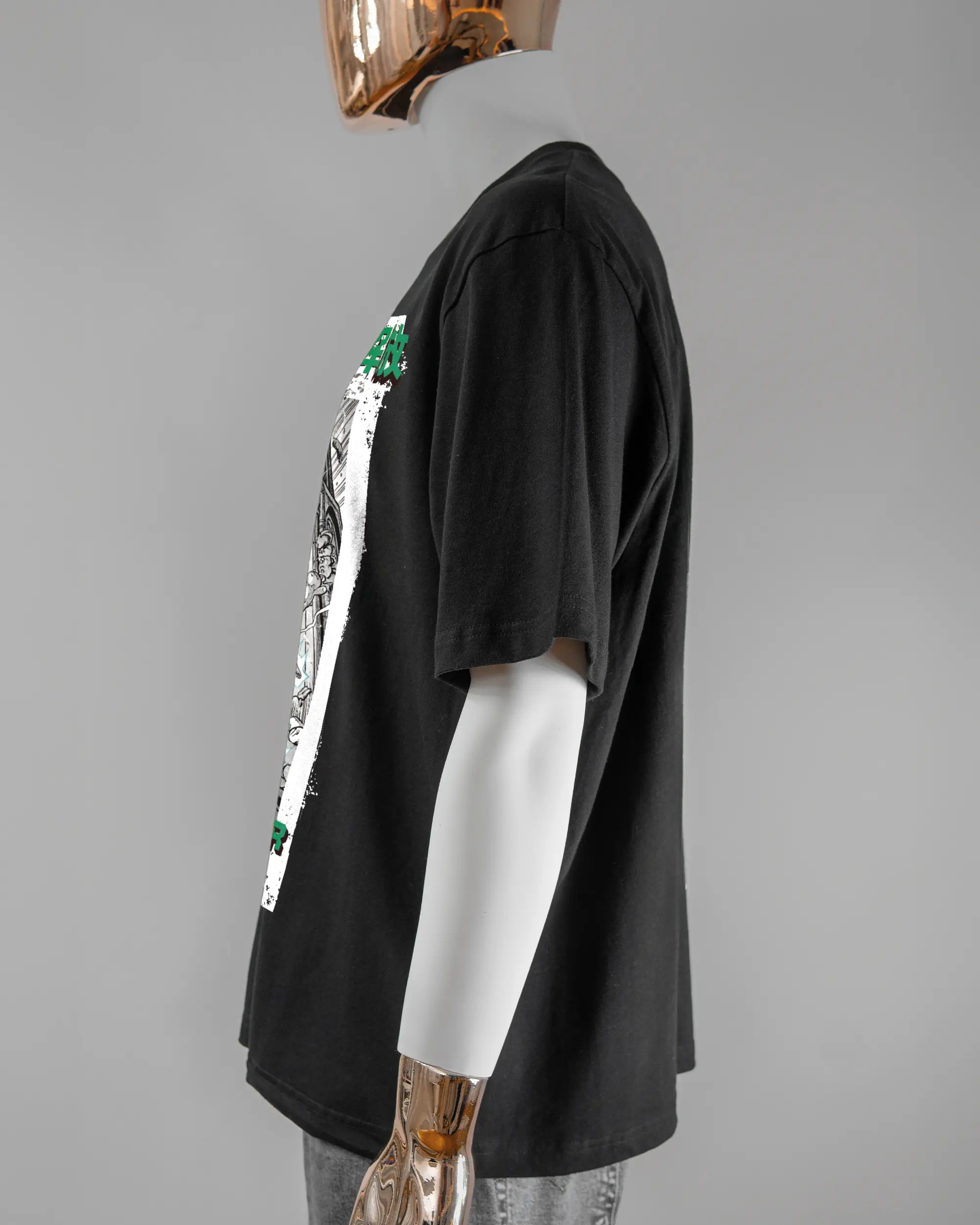 Seitenansicht des Basic Unisex T-Shirt Oversized von Maondo mit dem Design Save 1 Stofftier vorne in der Farbe Black und in der Größe L getragen von einer maskulinen Puppe