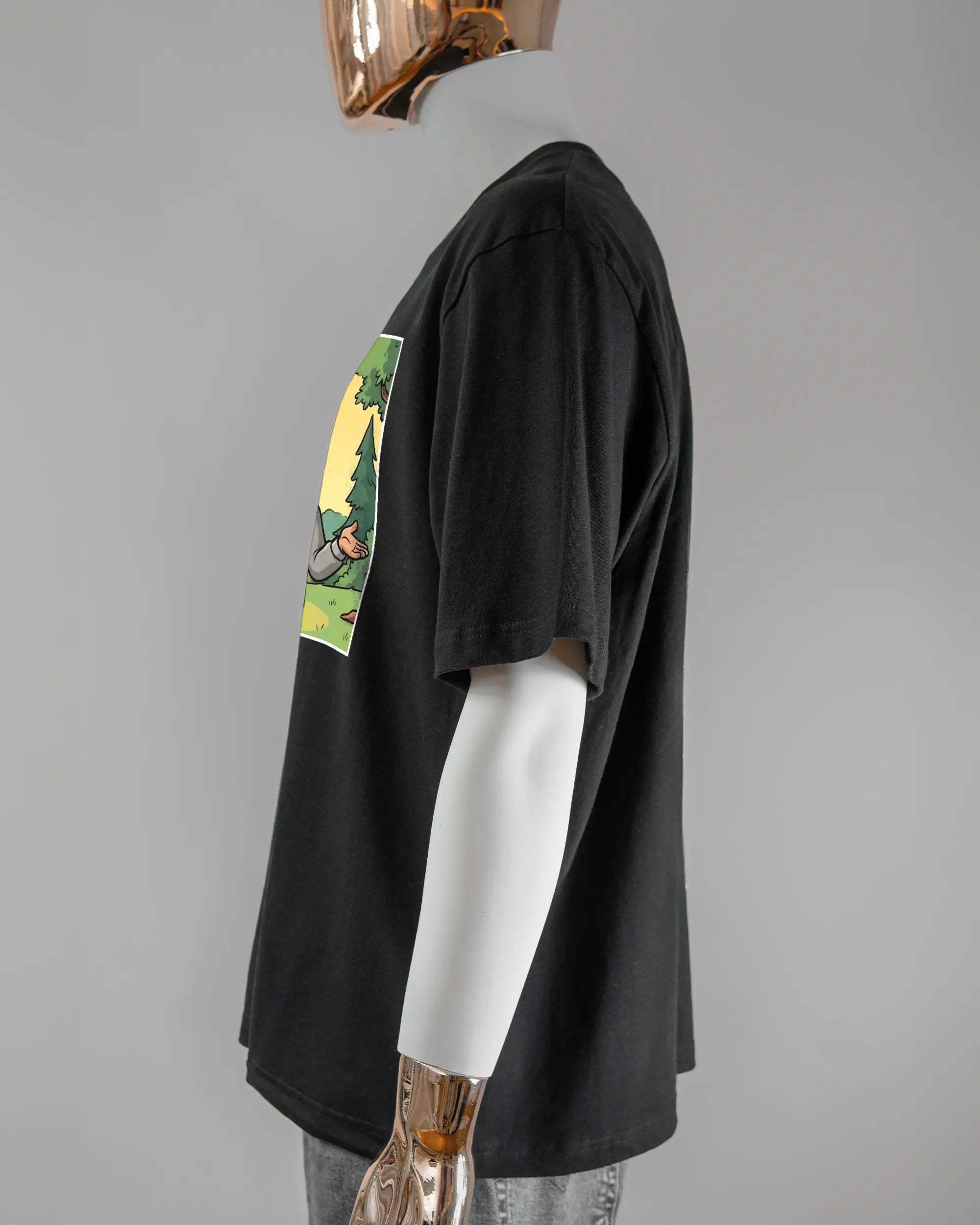 Seitenansicht des Basic Unisex T-Shirt Oversized von Maondo mit dem Design Vollspannung vorne in der Farbe Black und in der Größe L getragen von einer maskulinen Puppe