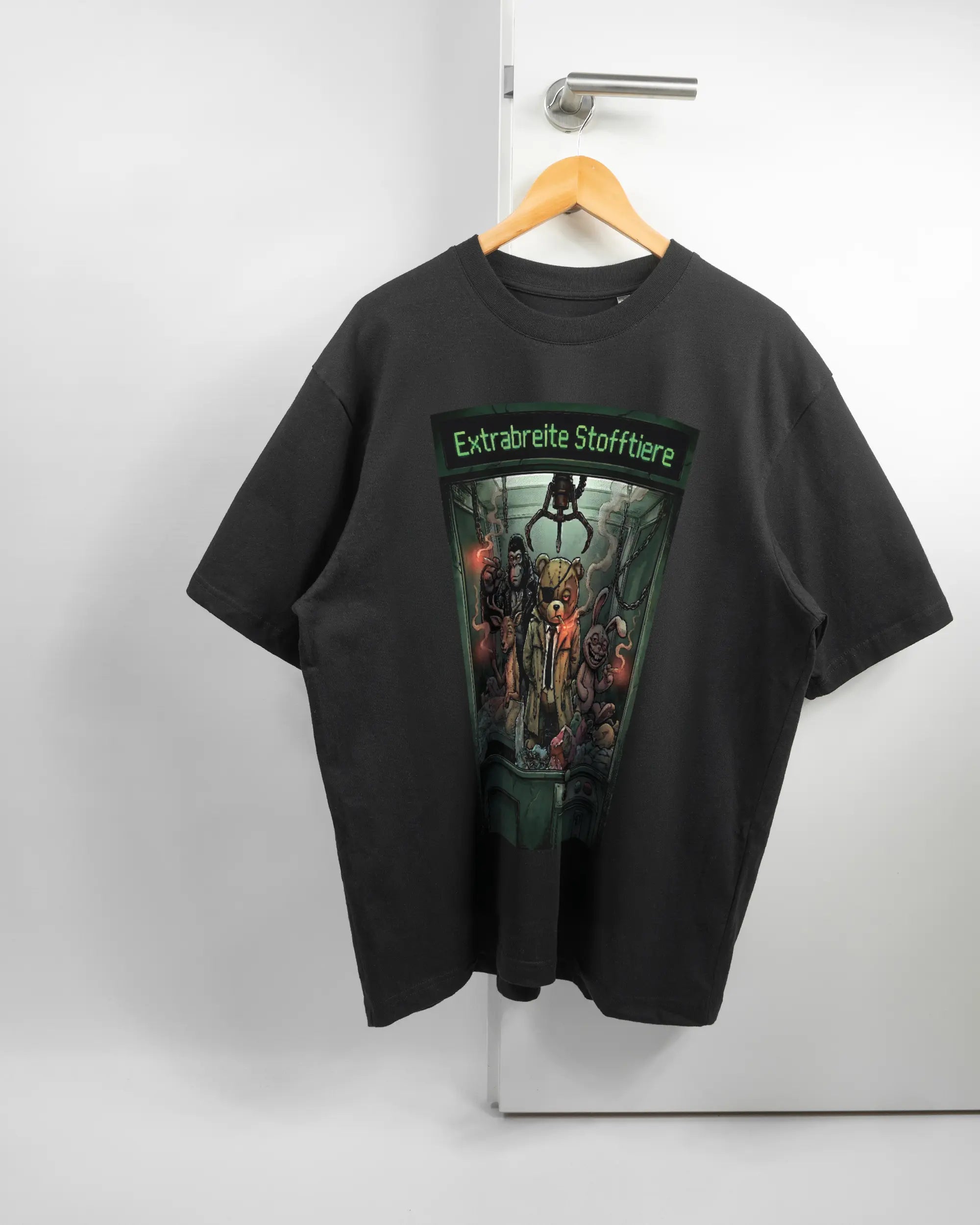Vorderseite des Basic Unisex T-Shirt Oversized von Maondo mit dem Design Extrabreit in der Farbe Black und in der Größe L auf einem Bügel an der Türklinke aufgehängt