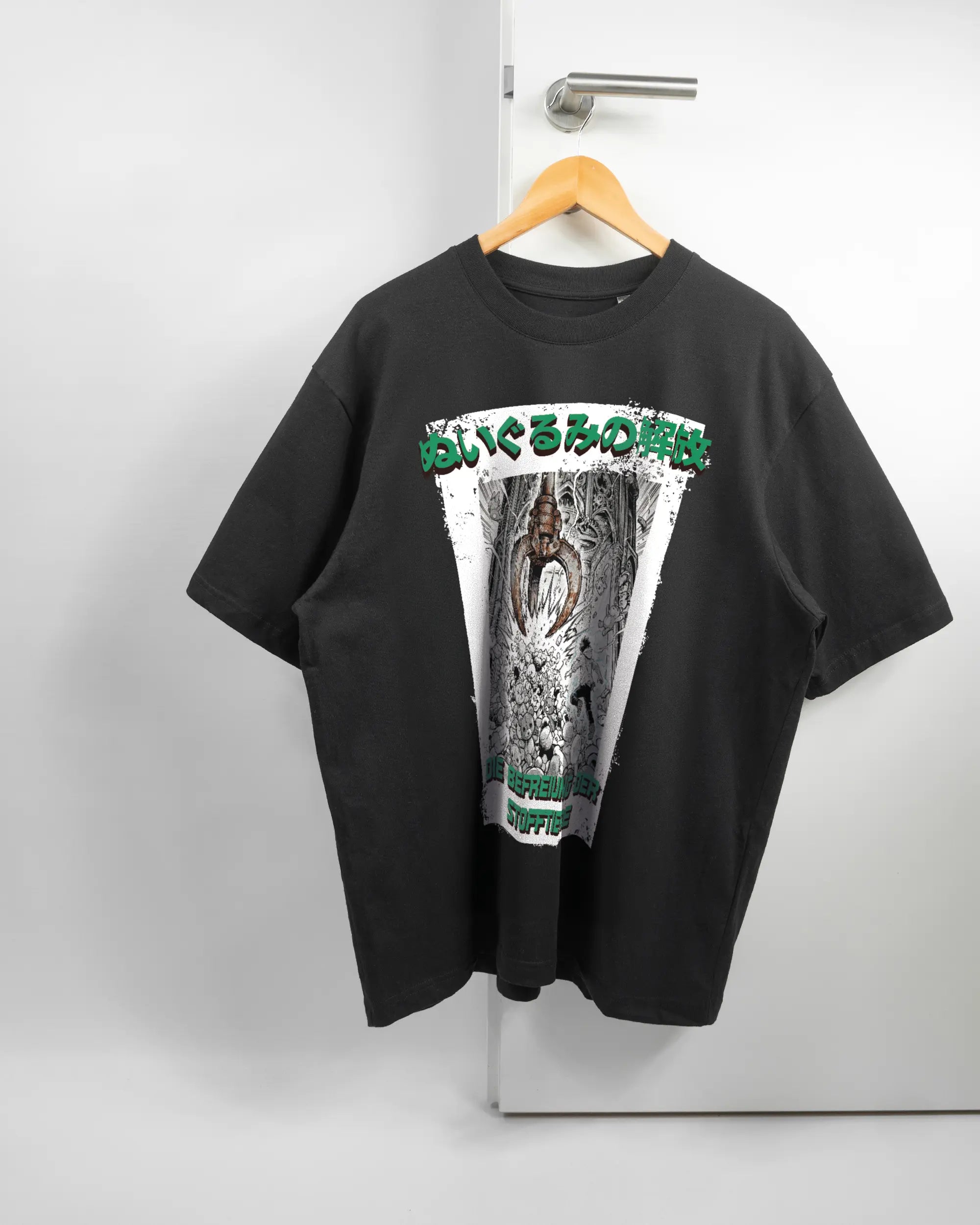 Vorderseite des Basic Unisex T-Shirt Oversized von Maondo mit dem Design Save 1 Stofftier in der Farbe Black und in der Größe L auf einem Bügel an der Türklinke aufgehängt