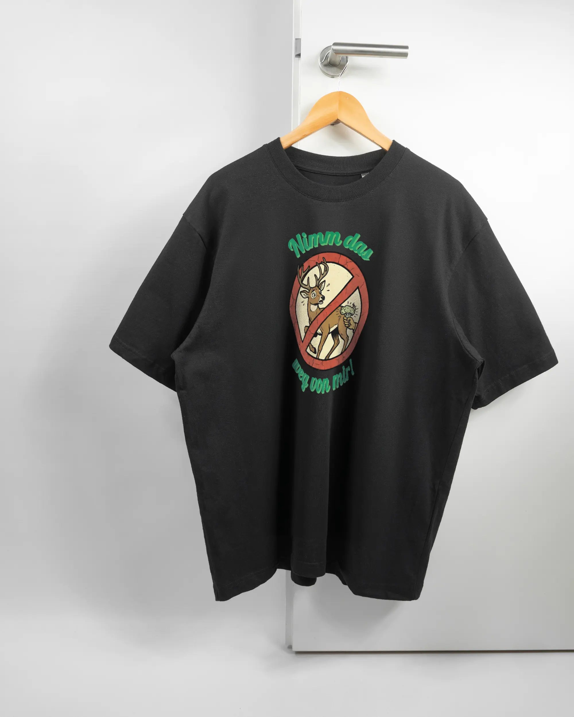 Vorderseite des Basic Unisex T-Shirt Oversized von Maondo mit dem Design Reh weg in der Farbe Black und in der Größe L auf einem Bügel an der Türklinke aufgehängt