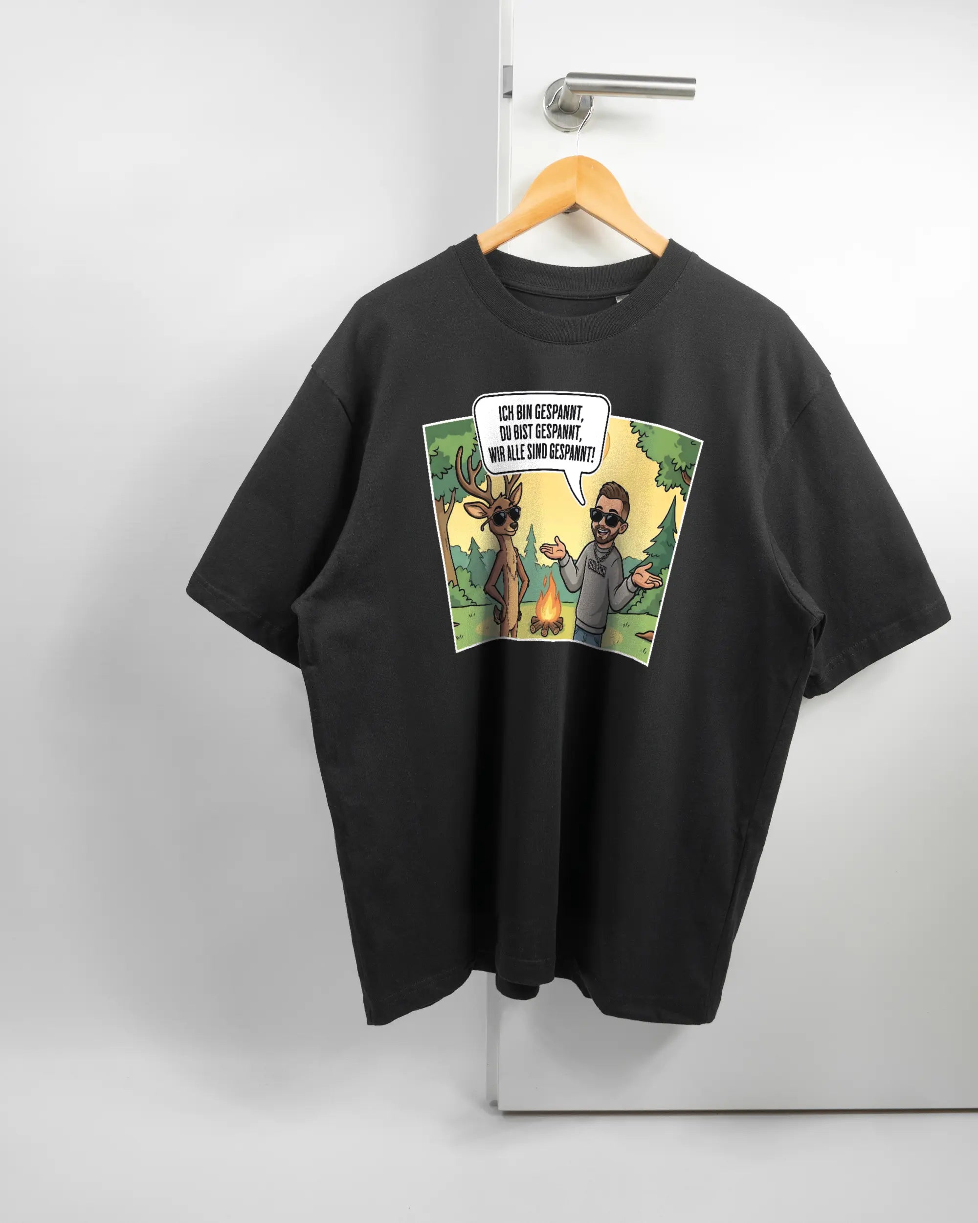 Vorderseite des Basic Unisex T-Shirt Oversized von Maondo mit dem Design Vollspannung in der Farbe Black und in der Größe L auf einem Bügel an der Türklinke aufgehängt
