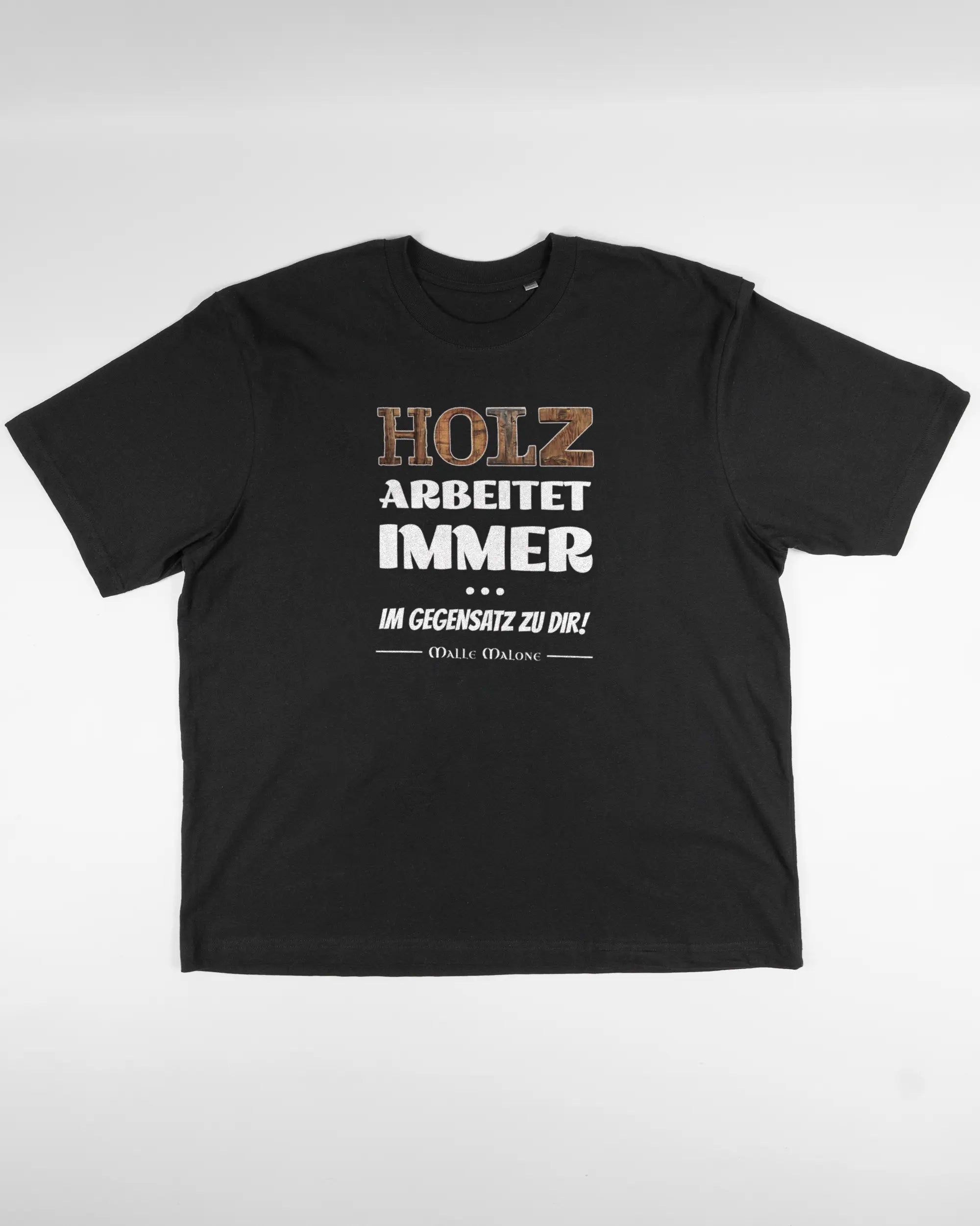 Vorderseite des Basic Unisex T-Shirt Oversized von Maondo mit dem Design Holzarbeit in der Farbe Black und in der Größe L flach auf den Boden gelegt