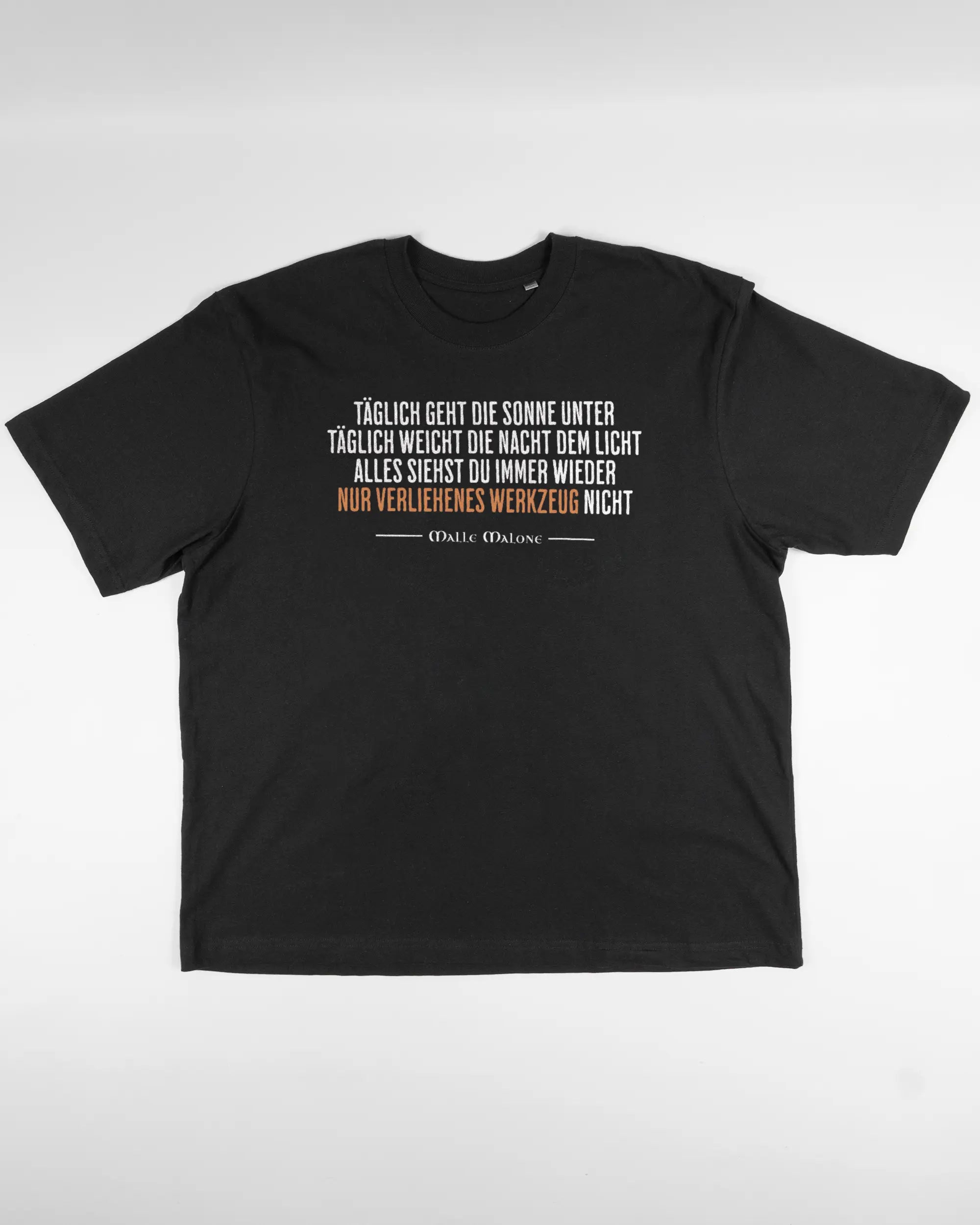 Vorderseite des Basic Unisex T-Shirt Oversized von Maondo mit dem Design Wegzeug in der Farbe Black und in der Größe L flach auf den Boden gelegt