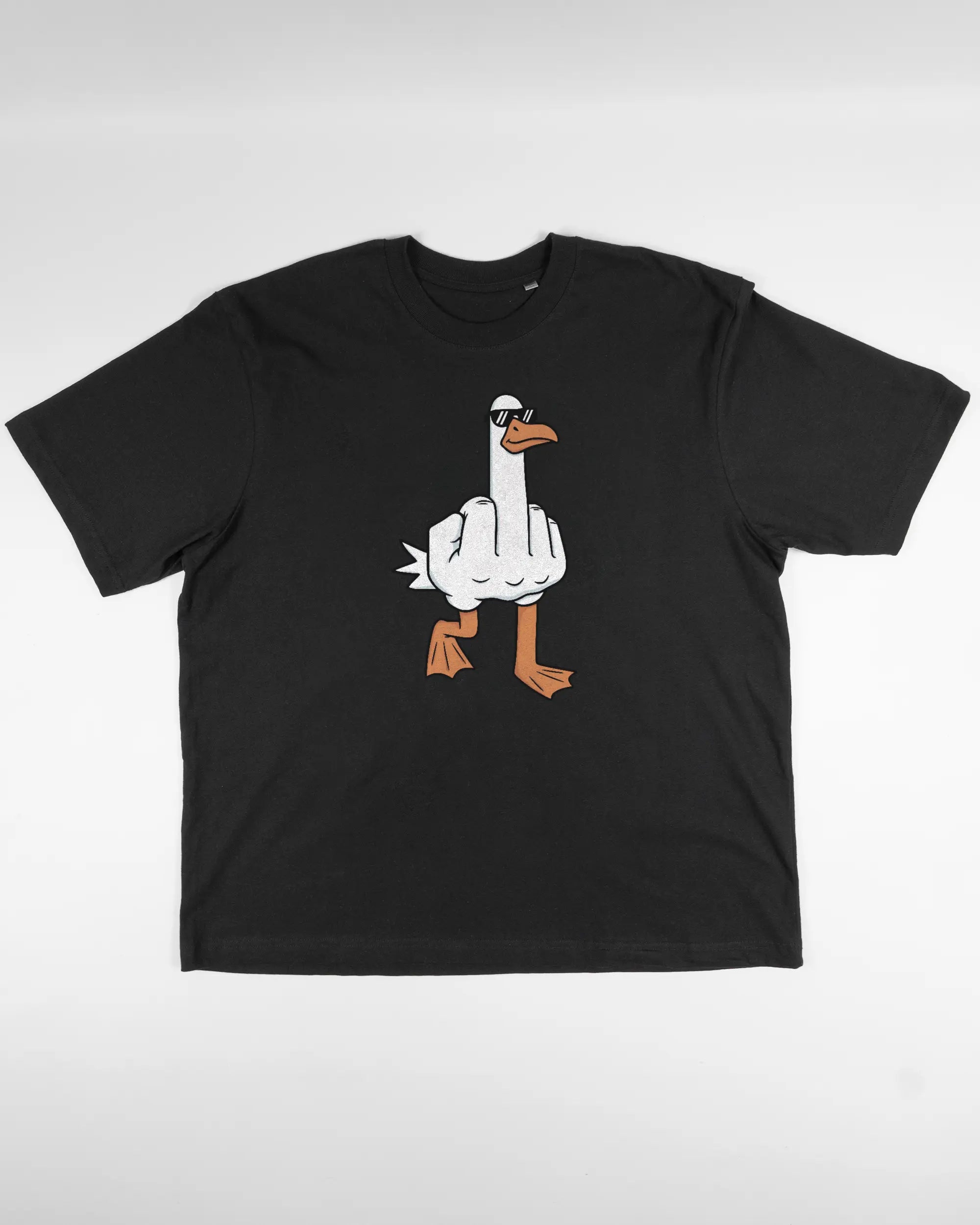 Vorderseite des Basic Unisex T-Shirt Oversized von Maondo mit dem Design I give a duck in der Farbe Black und in der Größe L flach auf den Boden gelegt