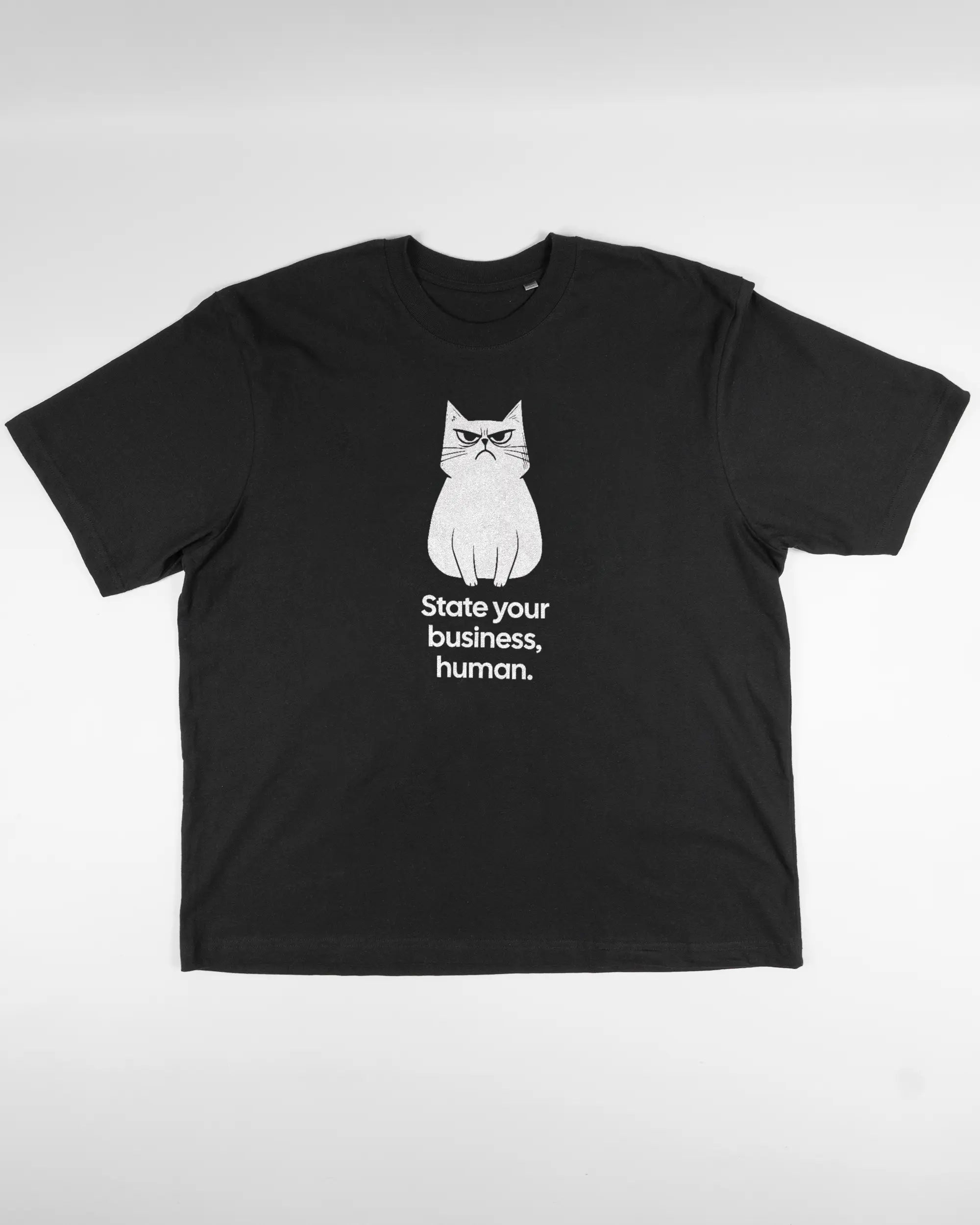 Vorderseite des Basic Unisex T-Shirt Oversized von Maondo mit dem Design Grumpy Purr in der Farbe Black und in der Größe L flach auf den Boden gelegt