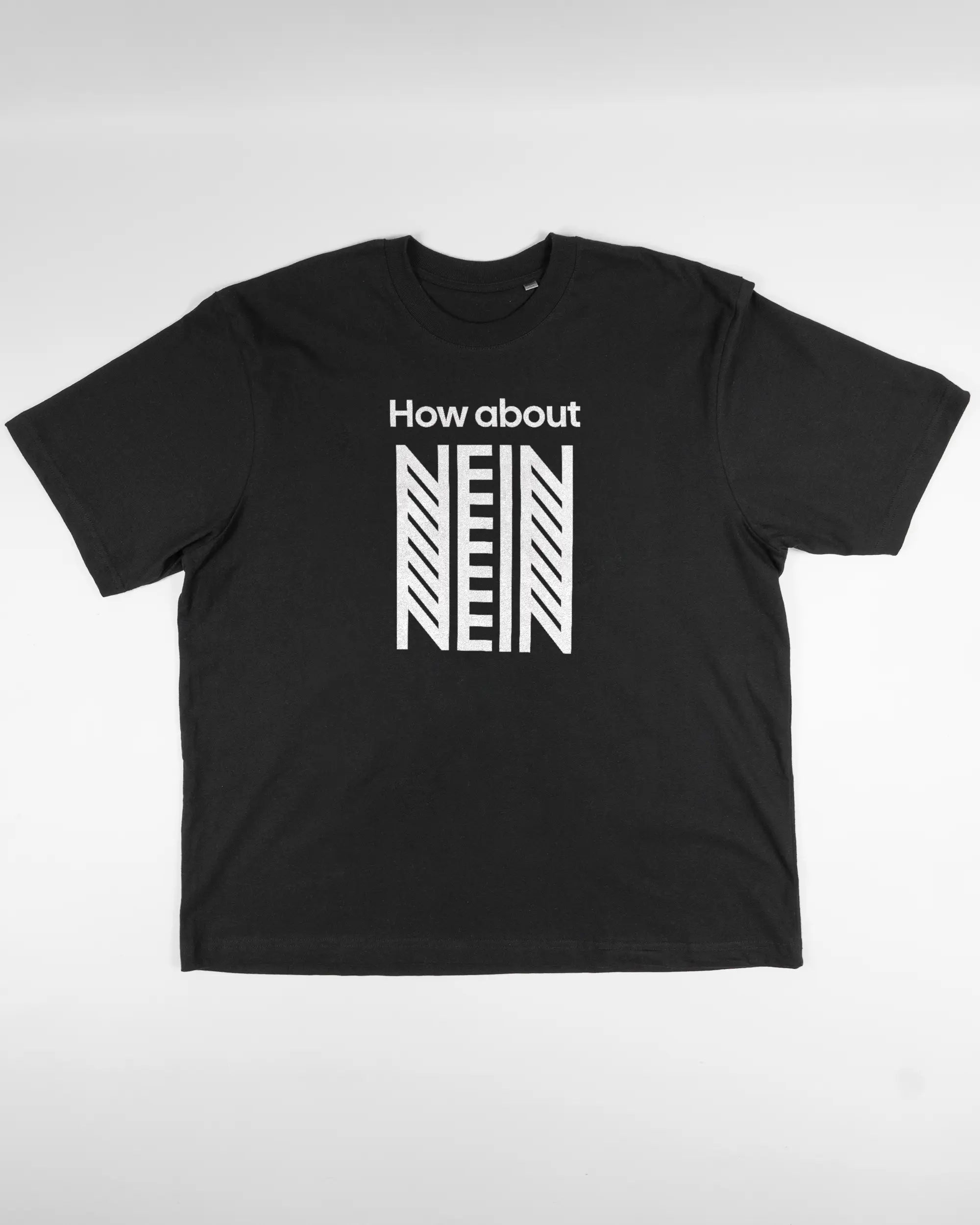 Vorderseite des Basic Unisex T-Shirt Oversized von Maondo mit dem Design How about nein in der Farbe Black und in der Größe L flach auf den Boden gelegt