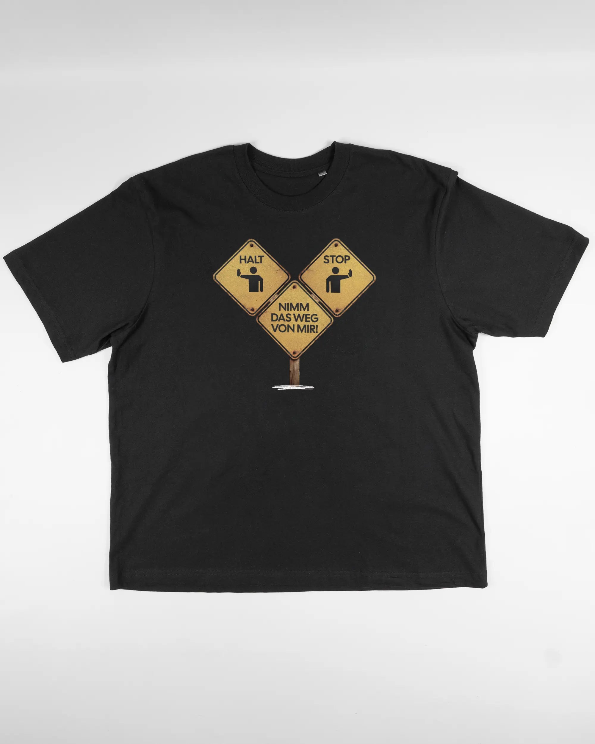 Vorderseite des Basic Unisex T-Shirt Oversized von Maondo mit dem Design Schutzschild in der Farbe Black und in der Größe L flach auf den Boden gelegt