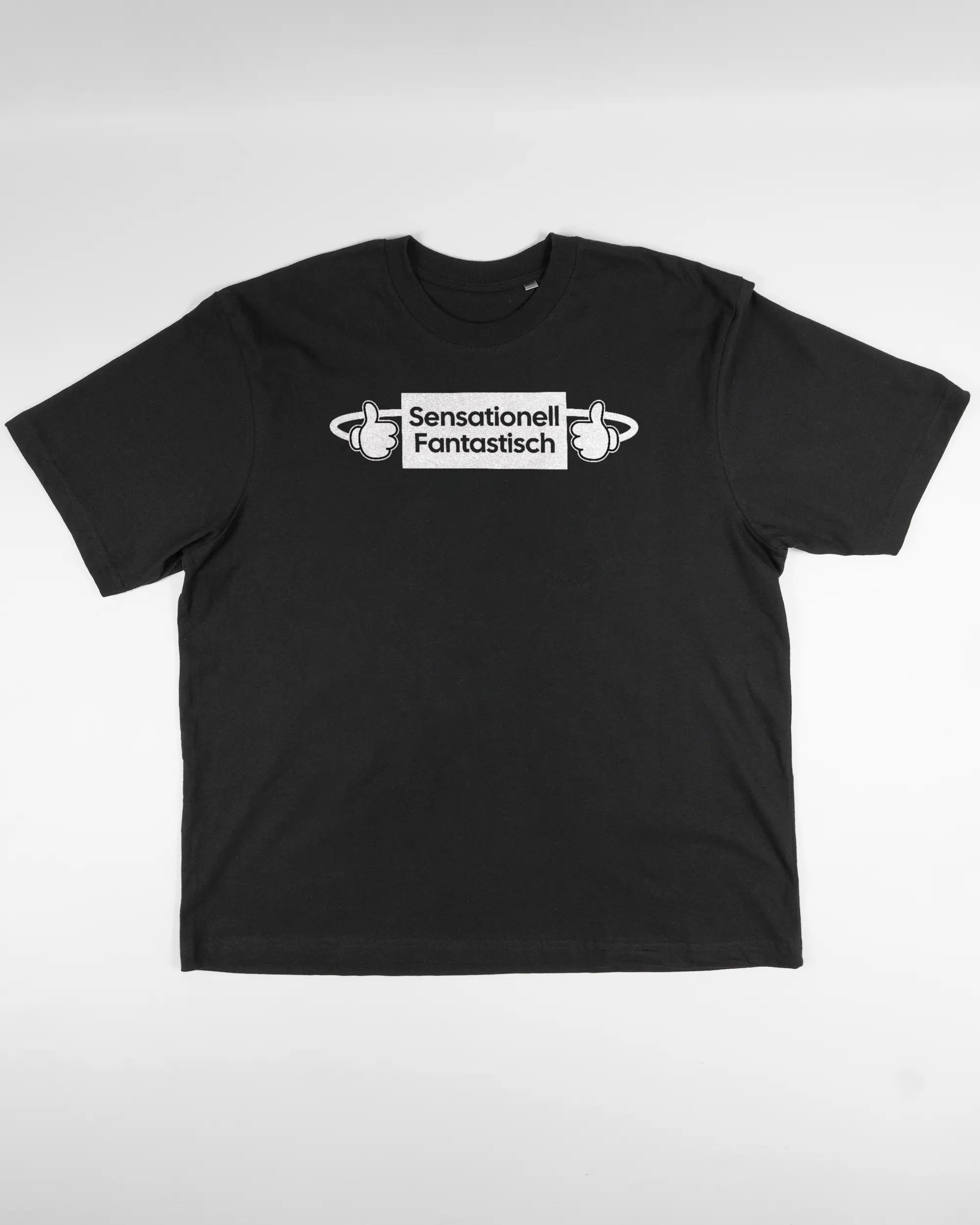 Vorderseite des Basic Unisex T-Shirt Oversized von Maondo mit dem Design Fantastisch in der Farbe Black und in der Größe L flach auf den Boden gelegt