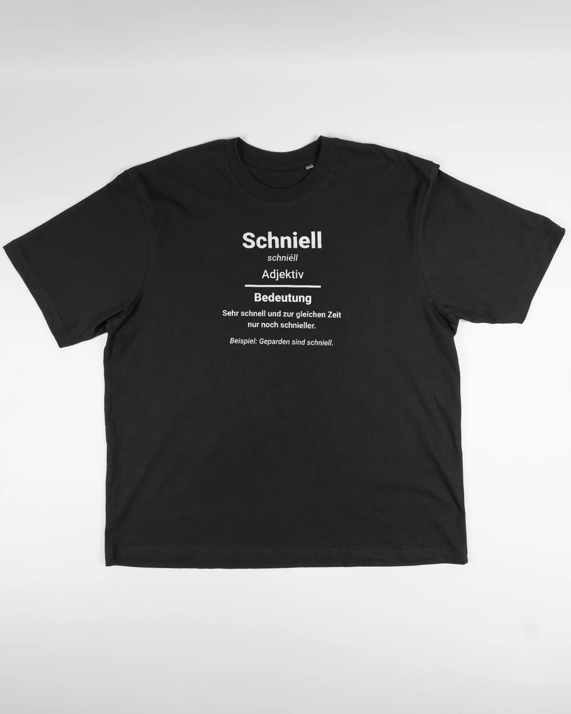 Vorderseite des Basic Unisex T-Shirt Oversized von Maondo mit dem Design Schniell in der Farbe Black und in der Größe L flach auf den Boden gelegt