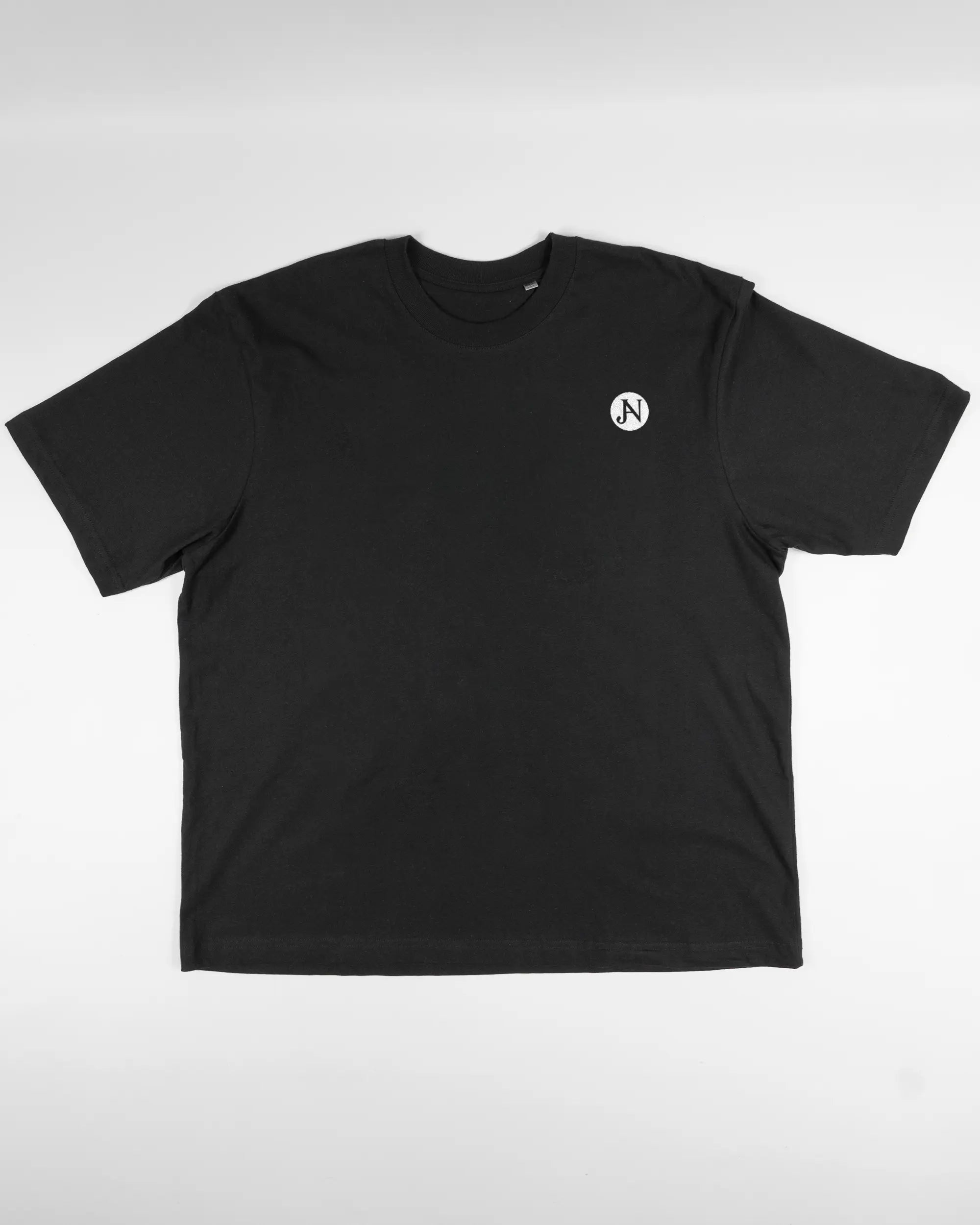 Vorderseite des Basic Unisex T-Shirt Oversized von Maondo mit dem Design JB1 in der Farbe Black und in der Größe L flach auf den Boden gelegt