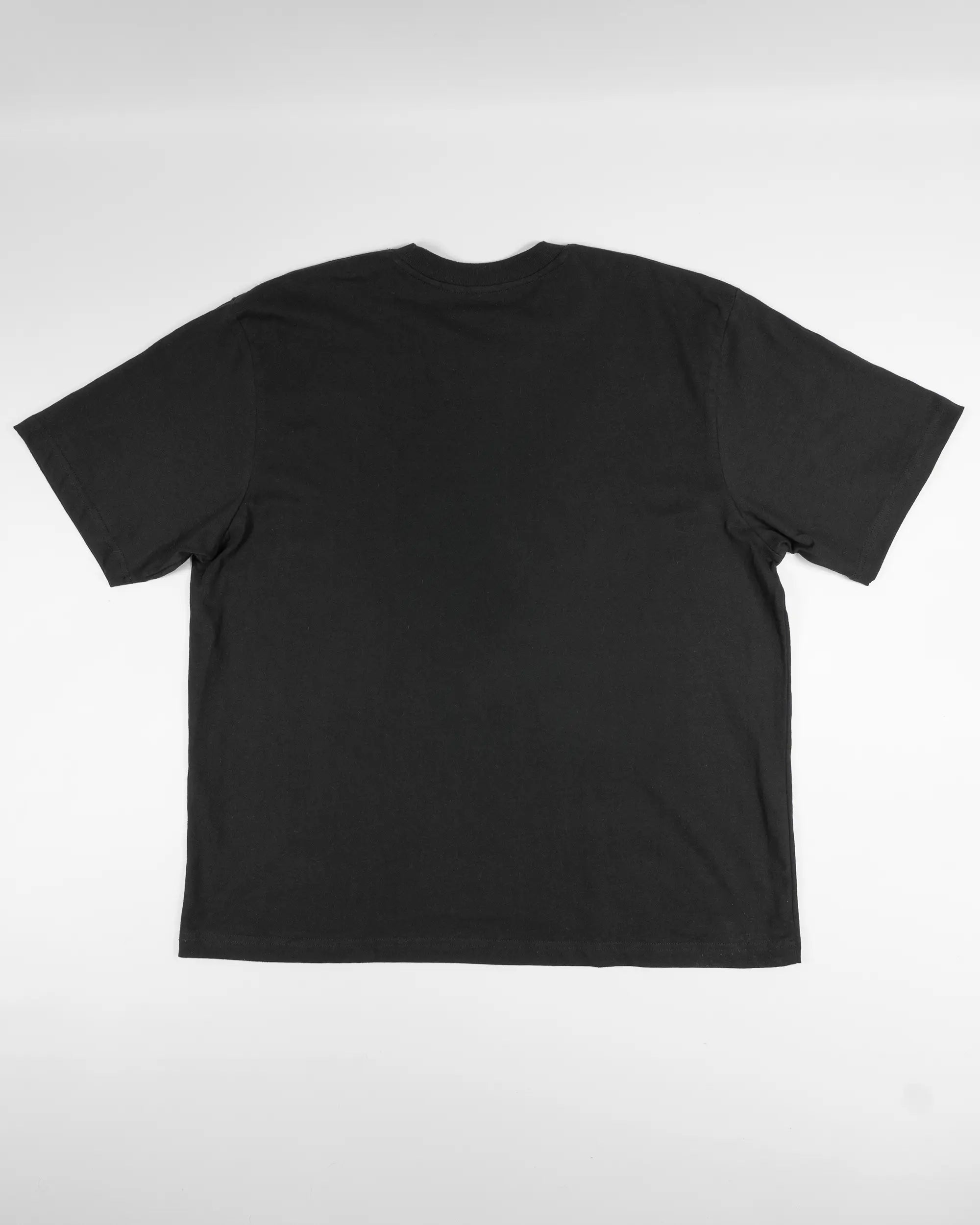 Rückseite des Basic Unisex T-Shirt Oversized von Maondo ohne Motiv in der Farbe Black und in der Größe L flach auf den Boden gelegt