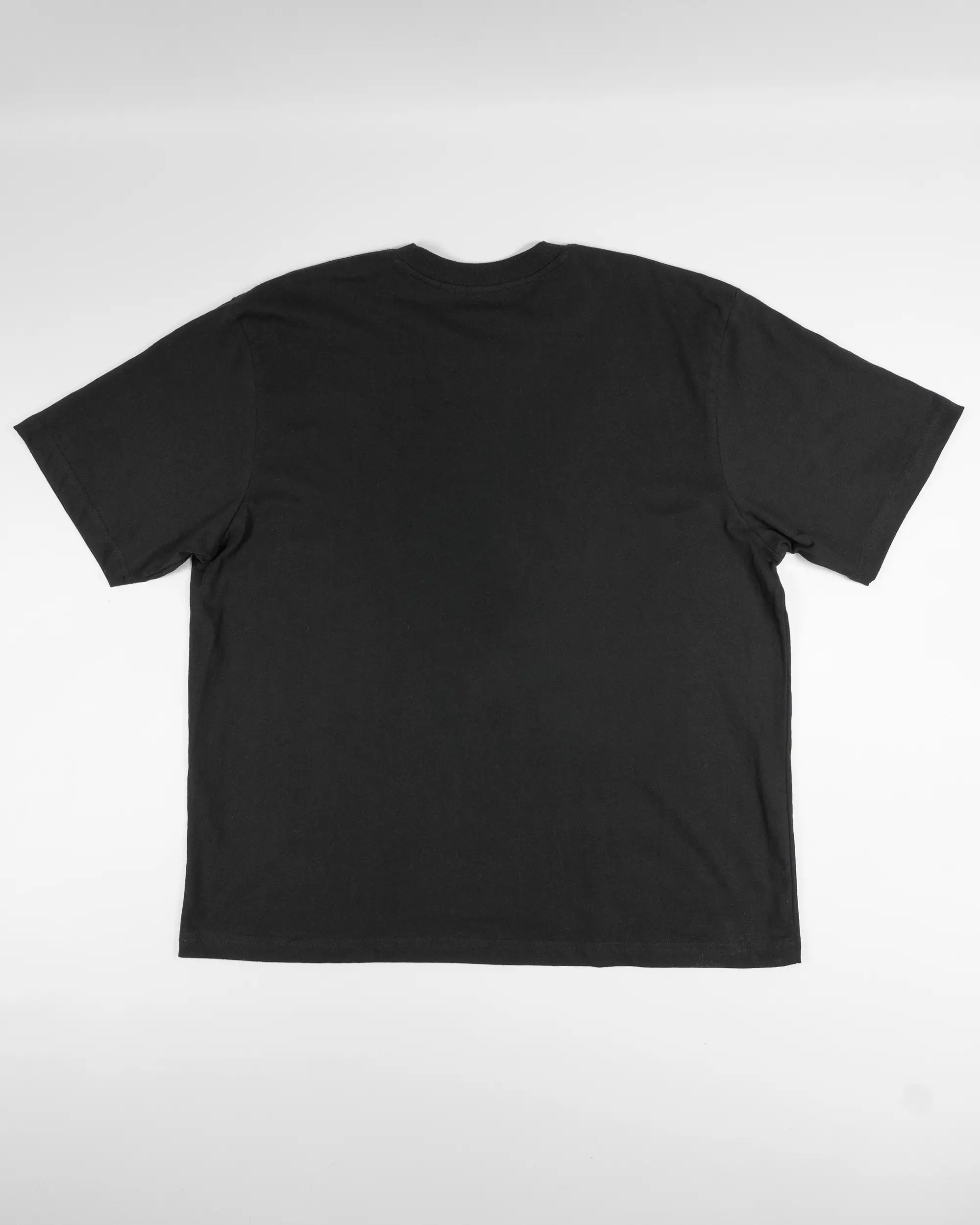 Rückseite des Basic Unisex T-Shirt Oversized von Maondo ohne Motiv in der Farbe Black und in der Größe L flach auf den Boden gelegt