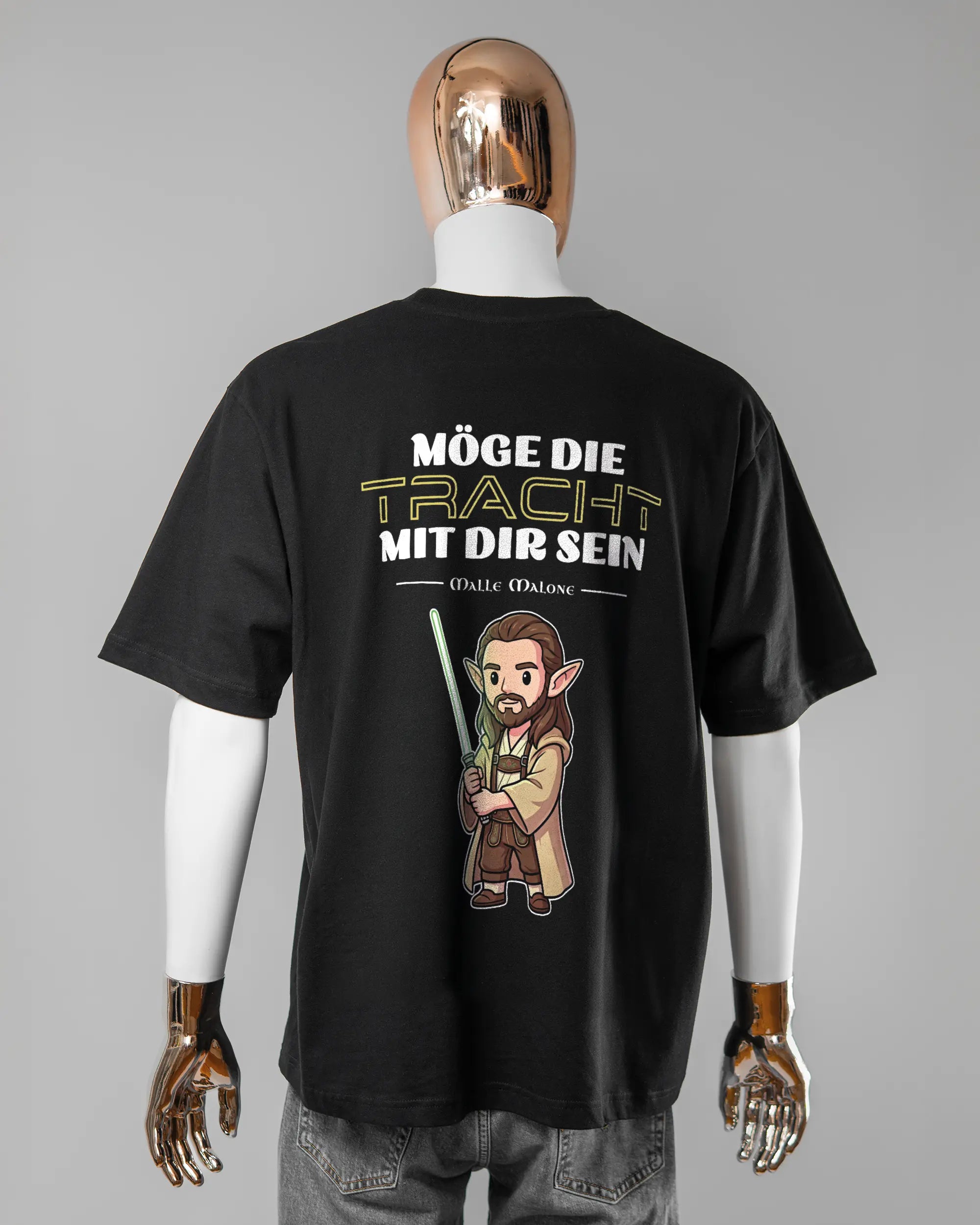 Rückseite des Basic Unisex T-Shirt Oversized von Maondo mit dem Design Tracht mit dir in der Farbe Black und in der Größe L getragen von einer maskulinen Puppe