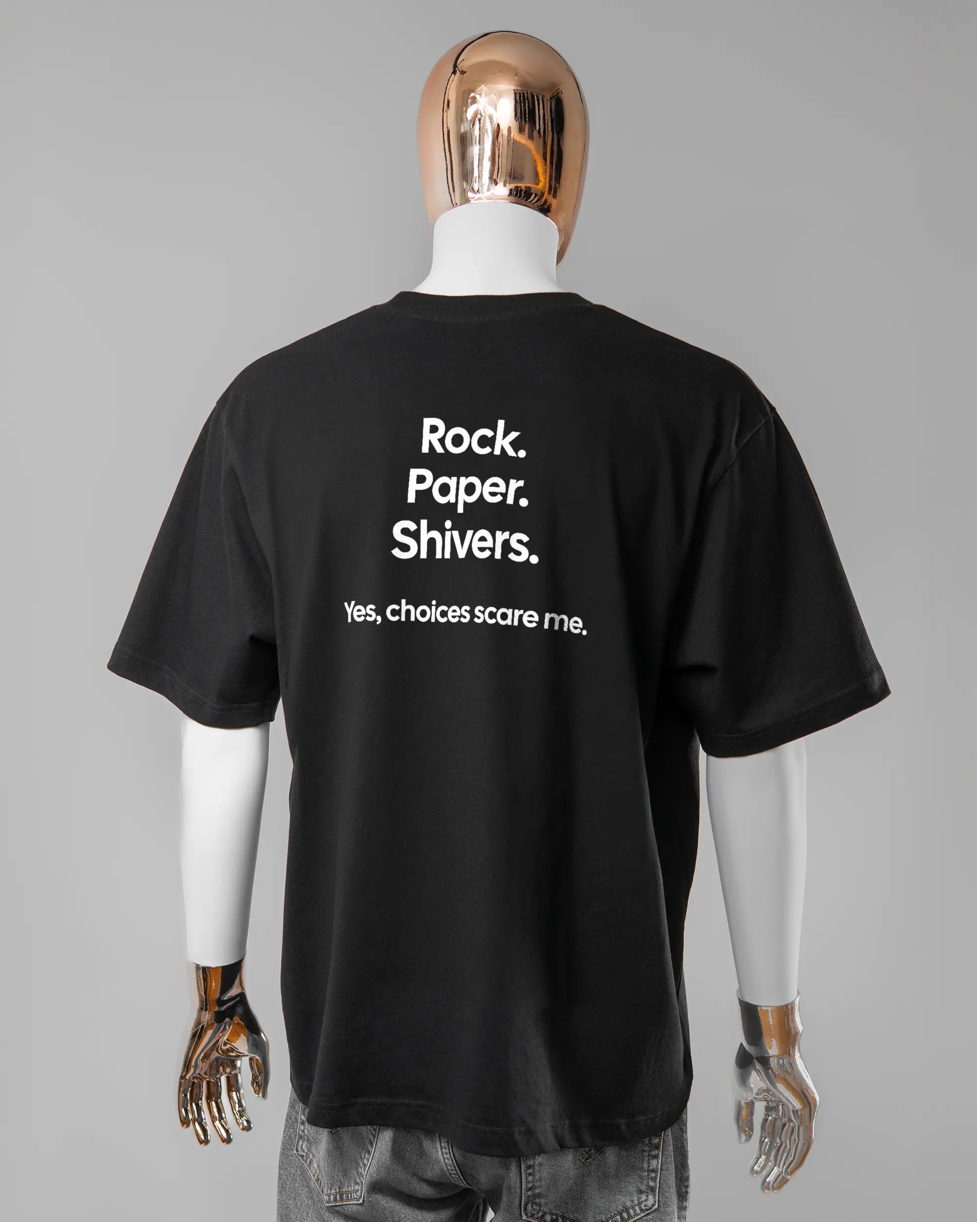 Rückseite des Basic Unisex T-Shirt Oversized von Maondo mit dem Design Rock Paper Shivers in der Farbe Black und in der Größe L getragen von einer maskulinen Puppe