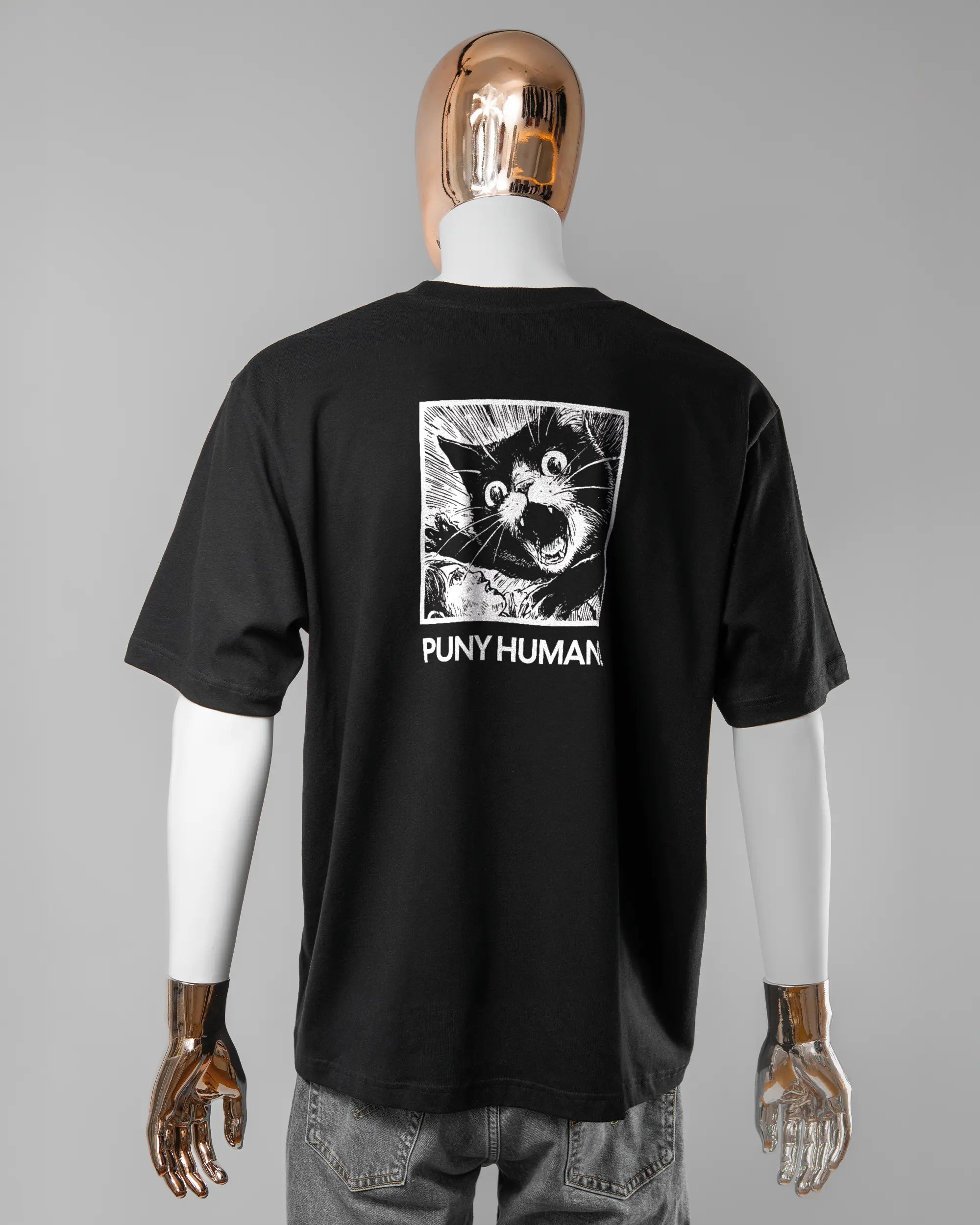 Rückseite des Basic Unisex T-Shirt Oversized von Maondo mit dem Design Puny Human in der Farbe Black und in der Größe L getragen von einer maskulinen Puppe