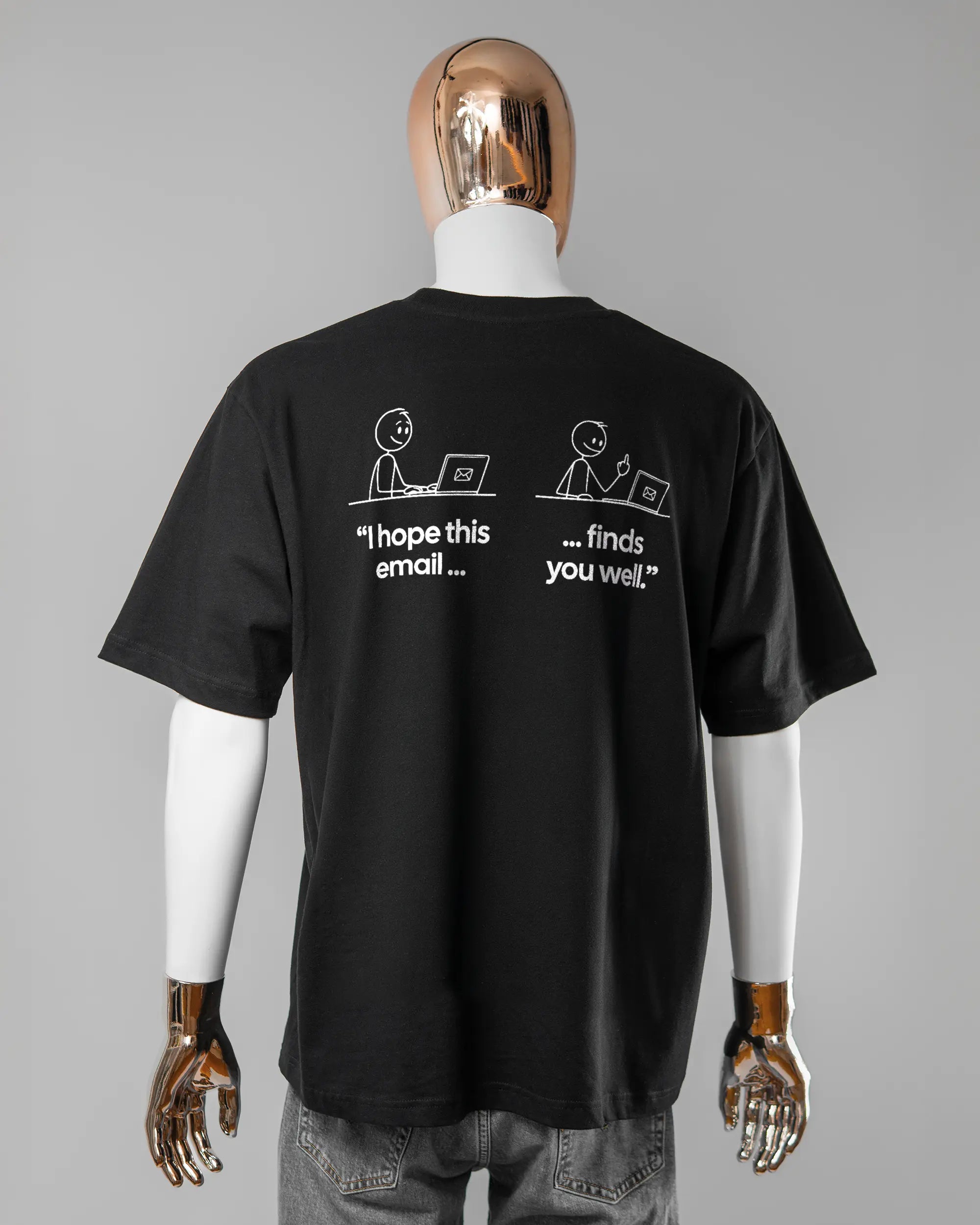 Rückseite des Basic Unisex T-Shirt Oversized von Maondo mit dem Design Found me not well in der Farbe Black und in der Größe L getragen von einer maskulinen Puppe