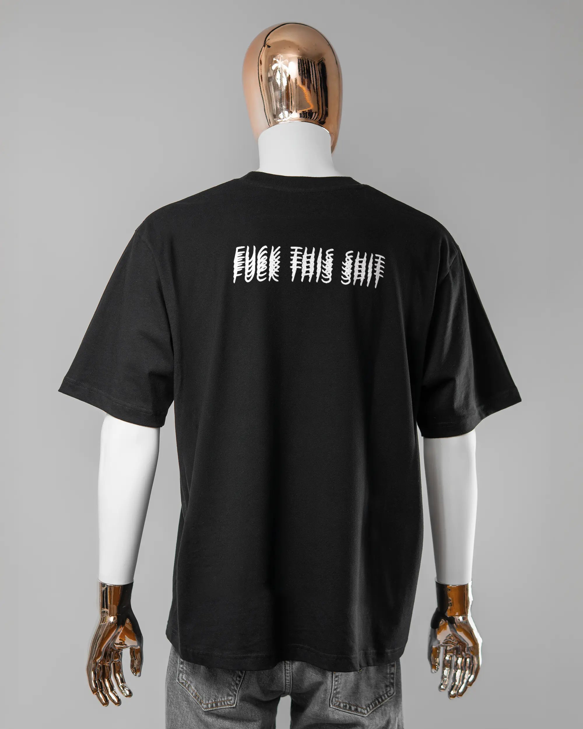 Rückseite des Basic Unisex T-Shirt Oversized von Maondo mit dem Design Hidden Message in der Farbe Black und in der Größe L getragen von einer maskulinen Puppe