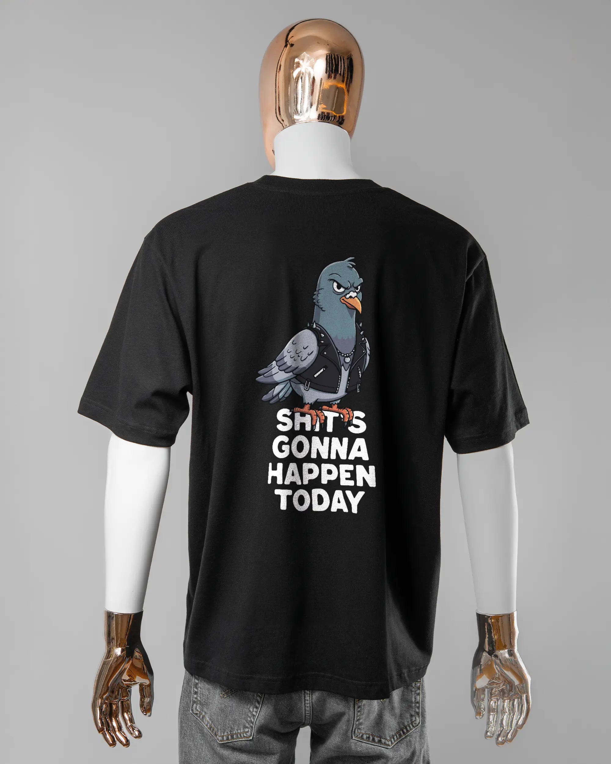 Rückseite des Basic Unisex T-Shirt Oversized von Maondo mit dem Design Pigeon Pun in der Farbe Black und in der Größe L getragen von einer maskulinen Puppe