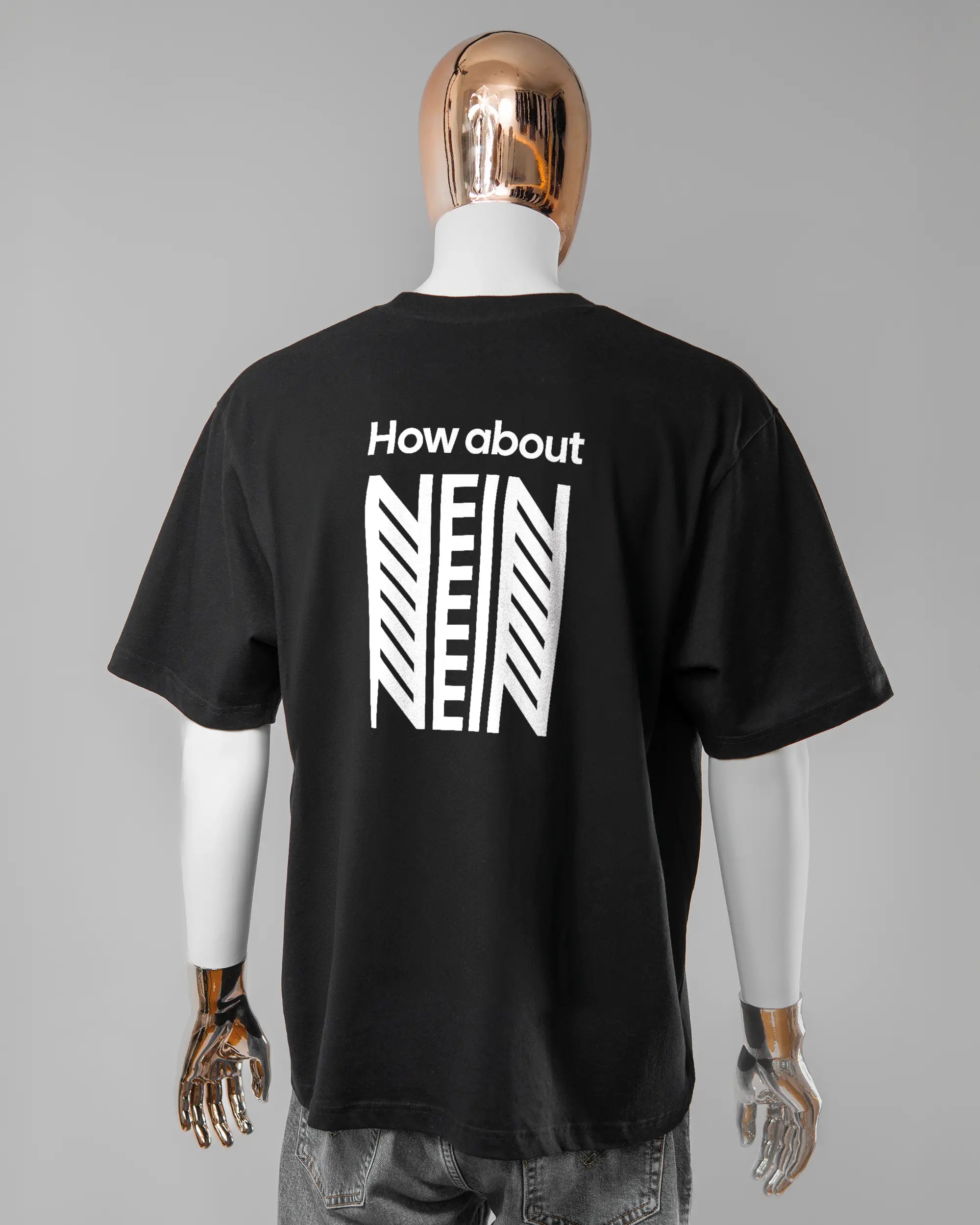 Rückseite des Basic Unisex T-Shirt Oversized von Maondo mit dem Design How about nein in der Farbe Black und in der Größe L getragen von einer maskulinen Puppe