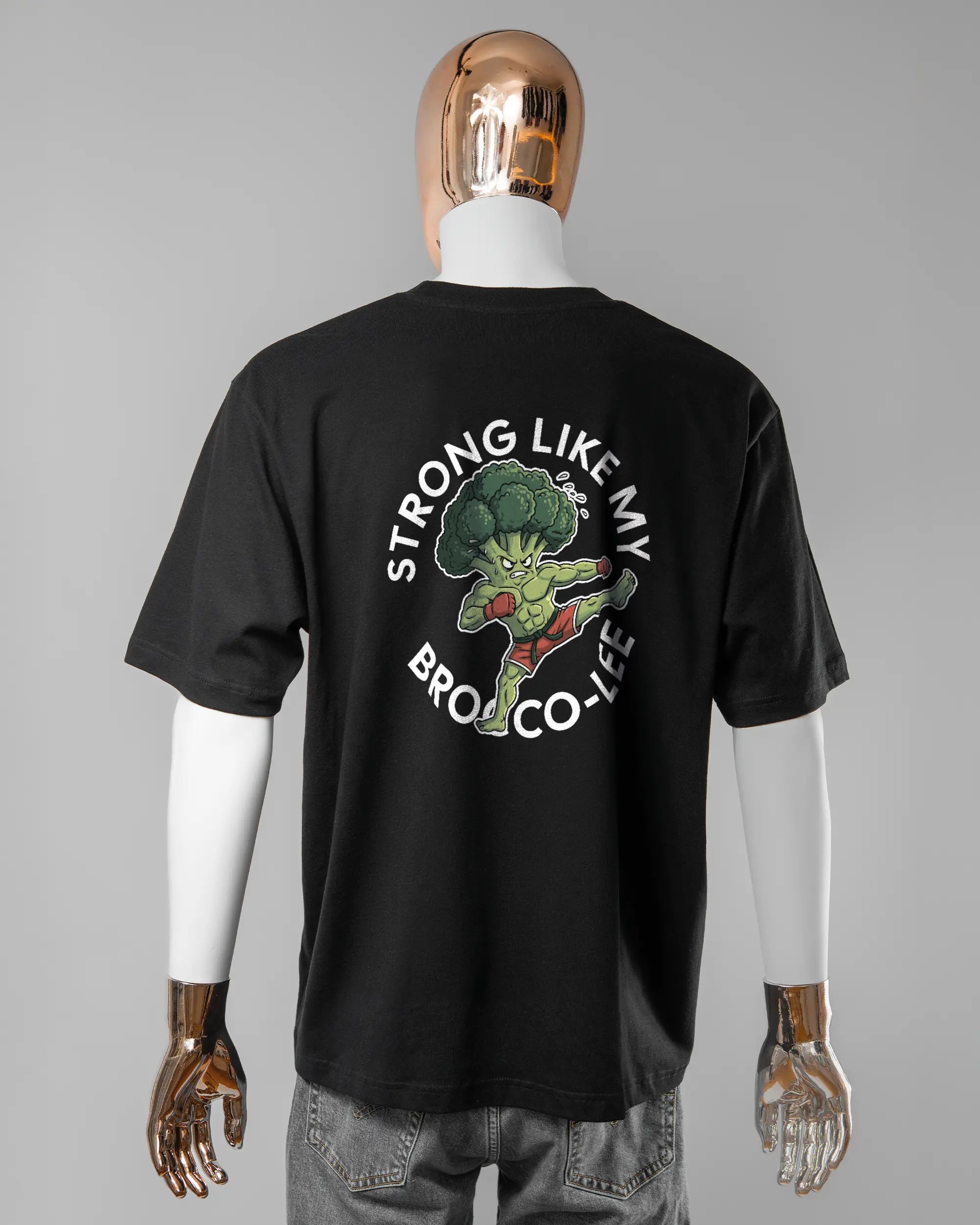 Rückseite des Basic Unisex T-Shirt Oversized von Maondo mit dem Design Brocco-Lee in der Farbe Black und in der Größe L getragen von einer maskulinen Puppe