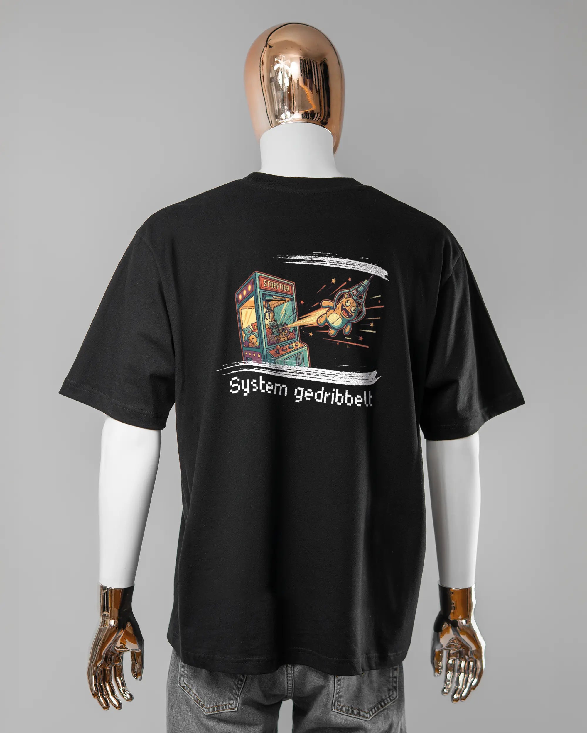 Rückseite des Basic Unisex T-Shirt Oversized von Maondo mit dem Design System gedribbelt in der Farbe Black und in der Größe L getragen von einer maskulinen Puppe