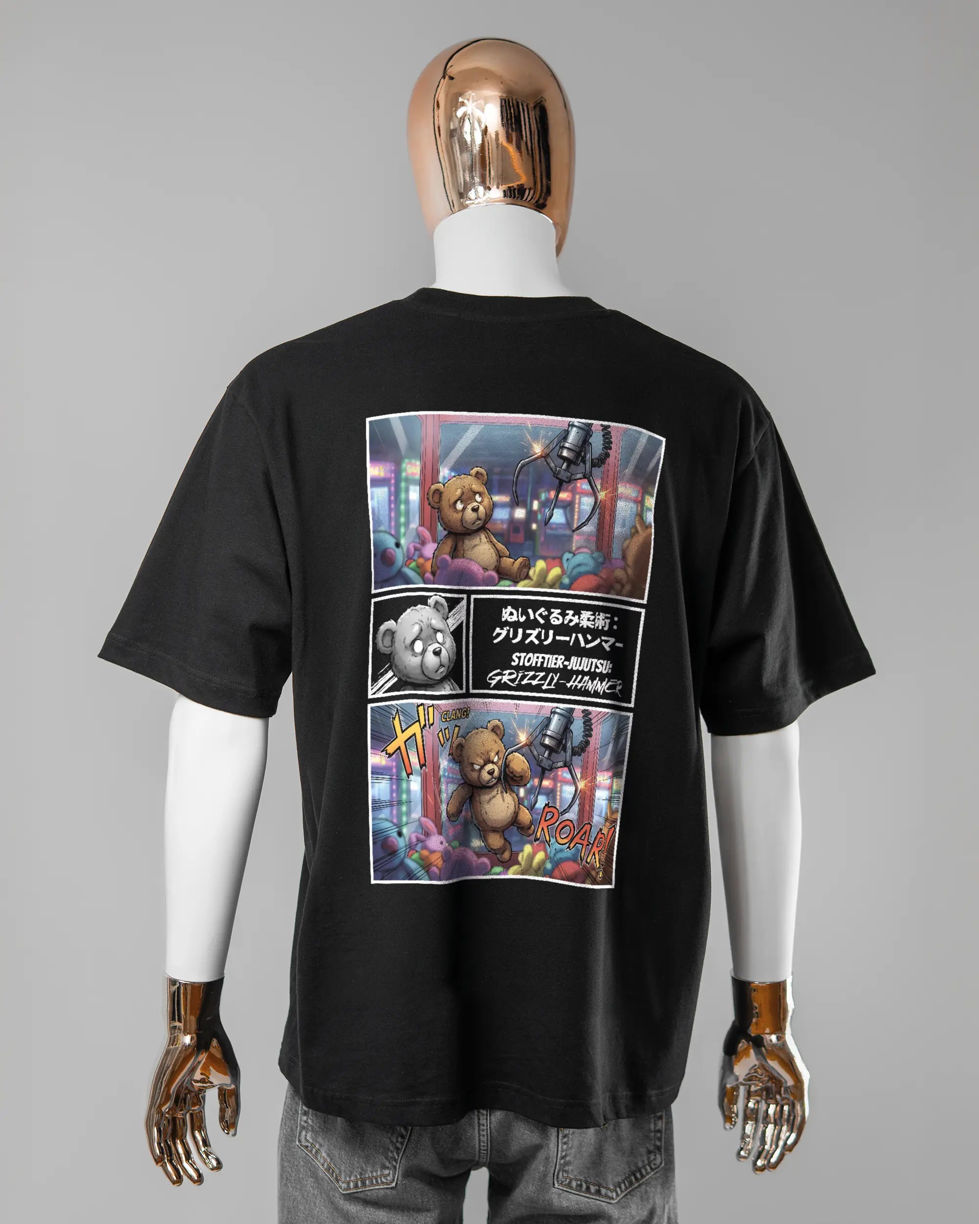 Rückseite des Basic Unisex T-Shirt Oversized von Maondo mit dem Design Manga Stoff in der Farbe Black und in der Größe L getragen von einer maskulinen Puppe