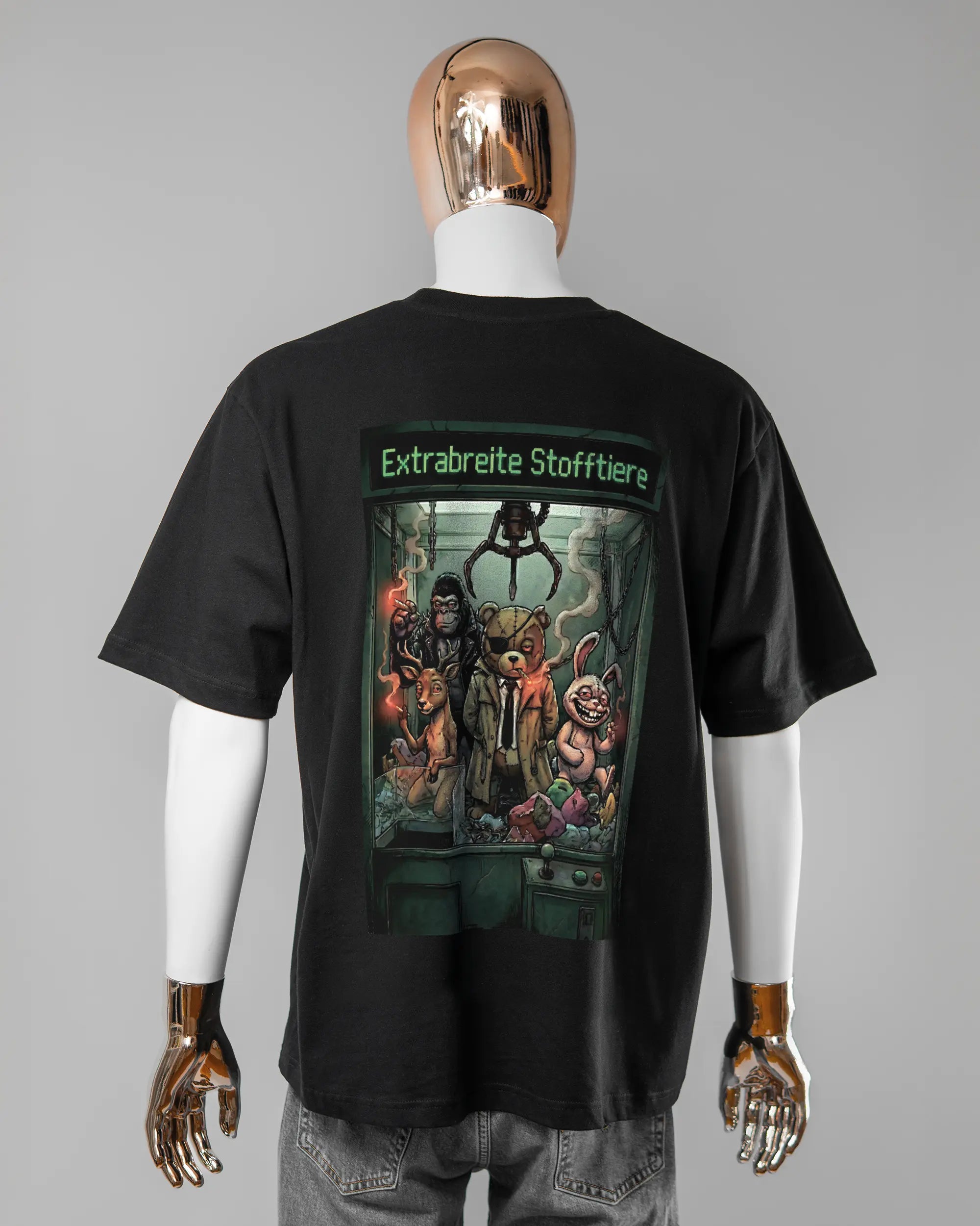 Rückseite des Basic Unisex T-Shirt Oversized von Maondo mit dem Design Extrabreit in der Farbe Black und in der Größe L getragen von einer maskulinen Puppe