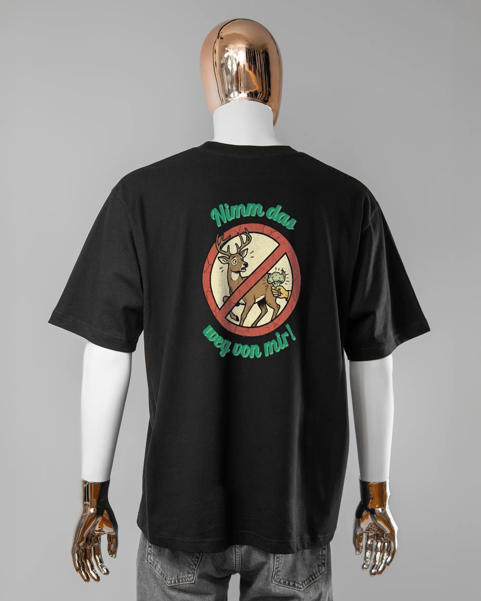 Rückseite des Basic Unisex T-Shirt Oversized von Maondo mit dem Design Reh weg in der Farbe Black und in der Größe L getragen von einer maskulinen Puppe