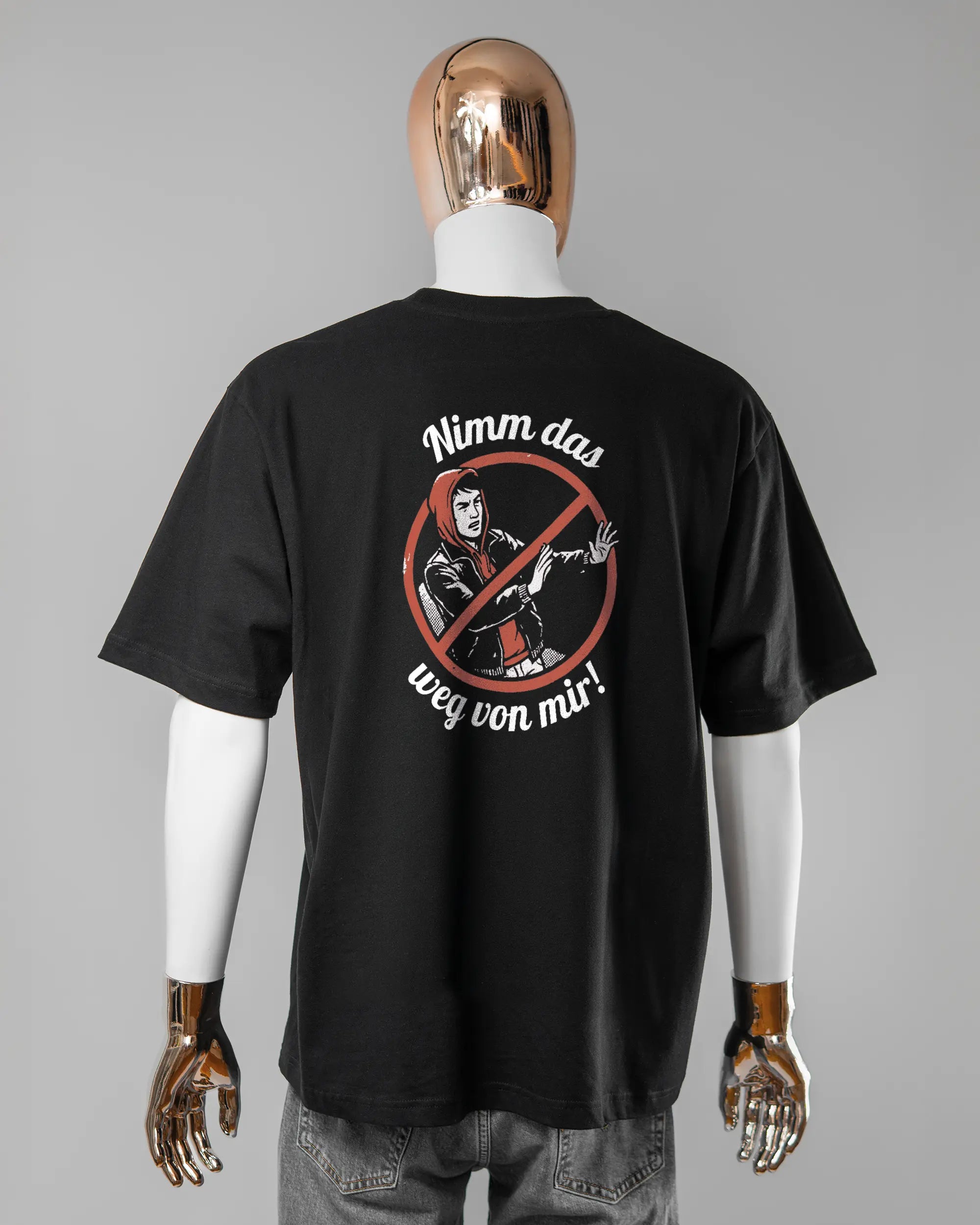 Rückseite des Basic Unisex T-Shirt Oversized von Maondo mit dem Design Nimm das weg in der Farbe Black und in der Größe L getragen von einer maskulinen Puppe