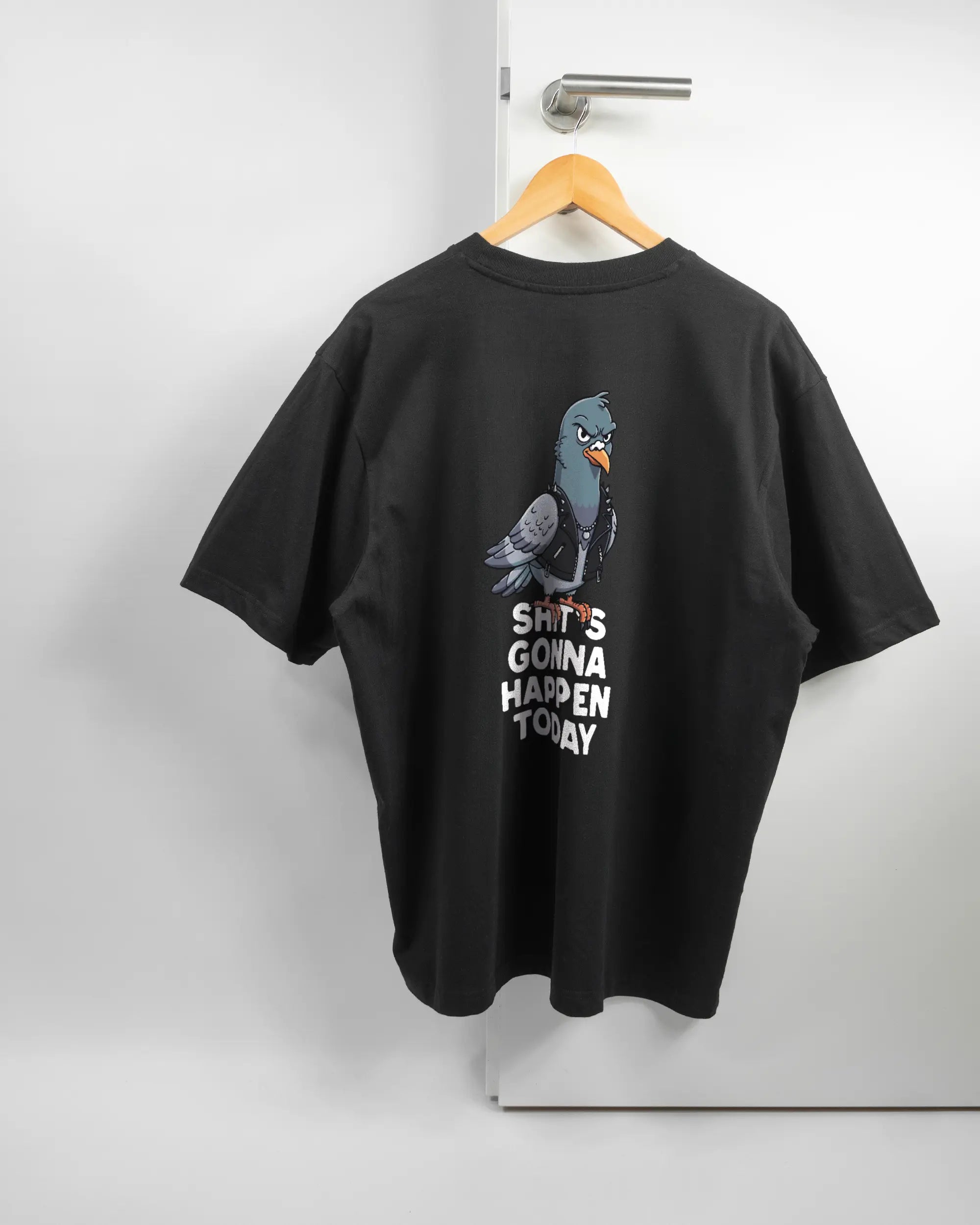Rückseite des Basic Unisex T-Shirt Oversized von Maondo mit dem Design Pigeon Pun in der Farbe Black und in der Größe L auf einem Bügel an der Türklinke aufgehängt