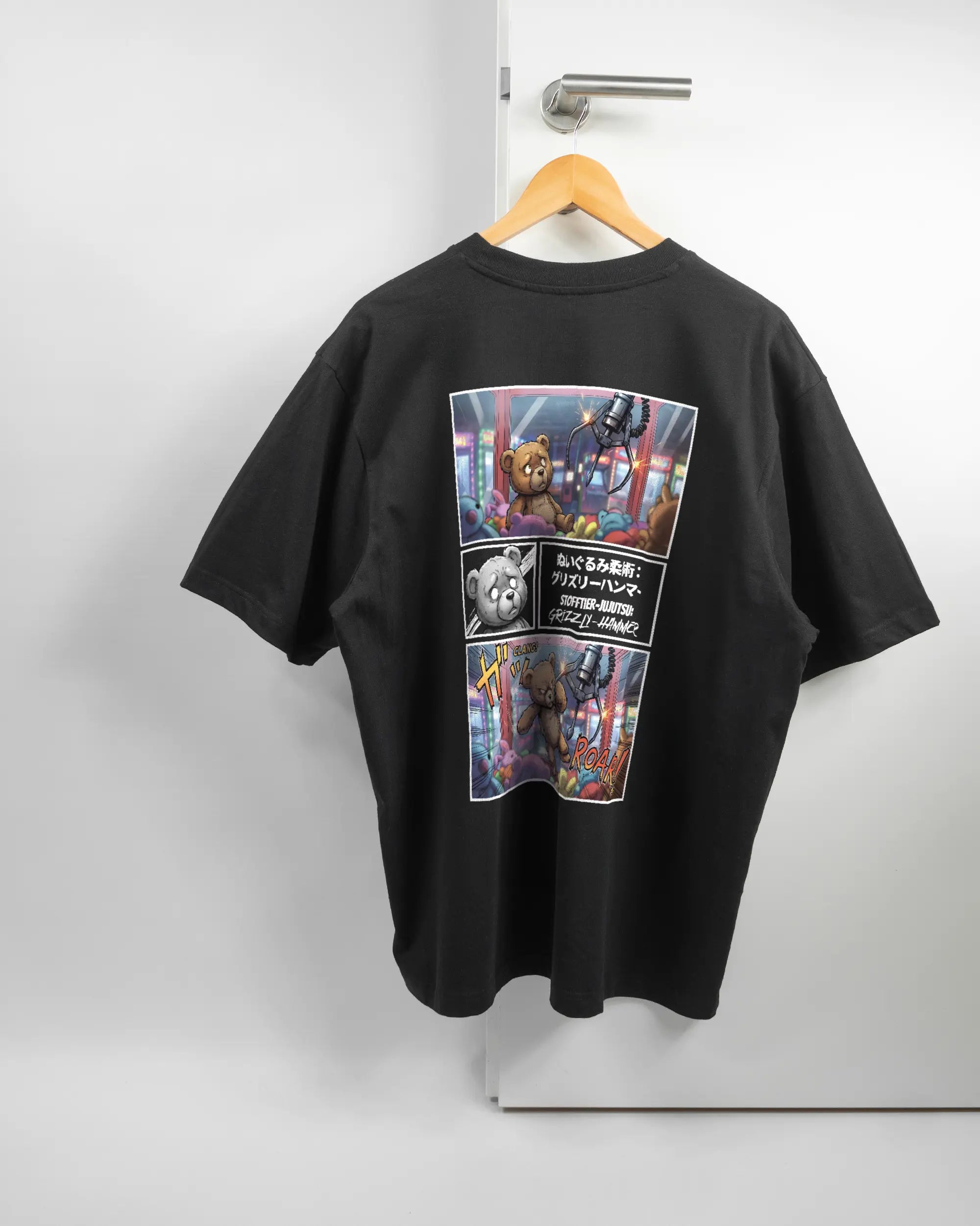 Rückseite des Basic Unisex T-Shirt Oversized von Maondo mit dem Design Manga Stoff in der Farbe Black und in der Größe L auf einem Bügel an der Türklinke aufgehängt