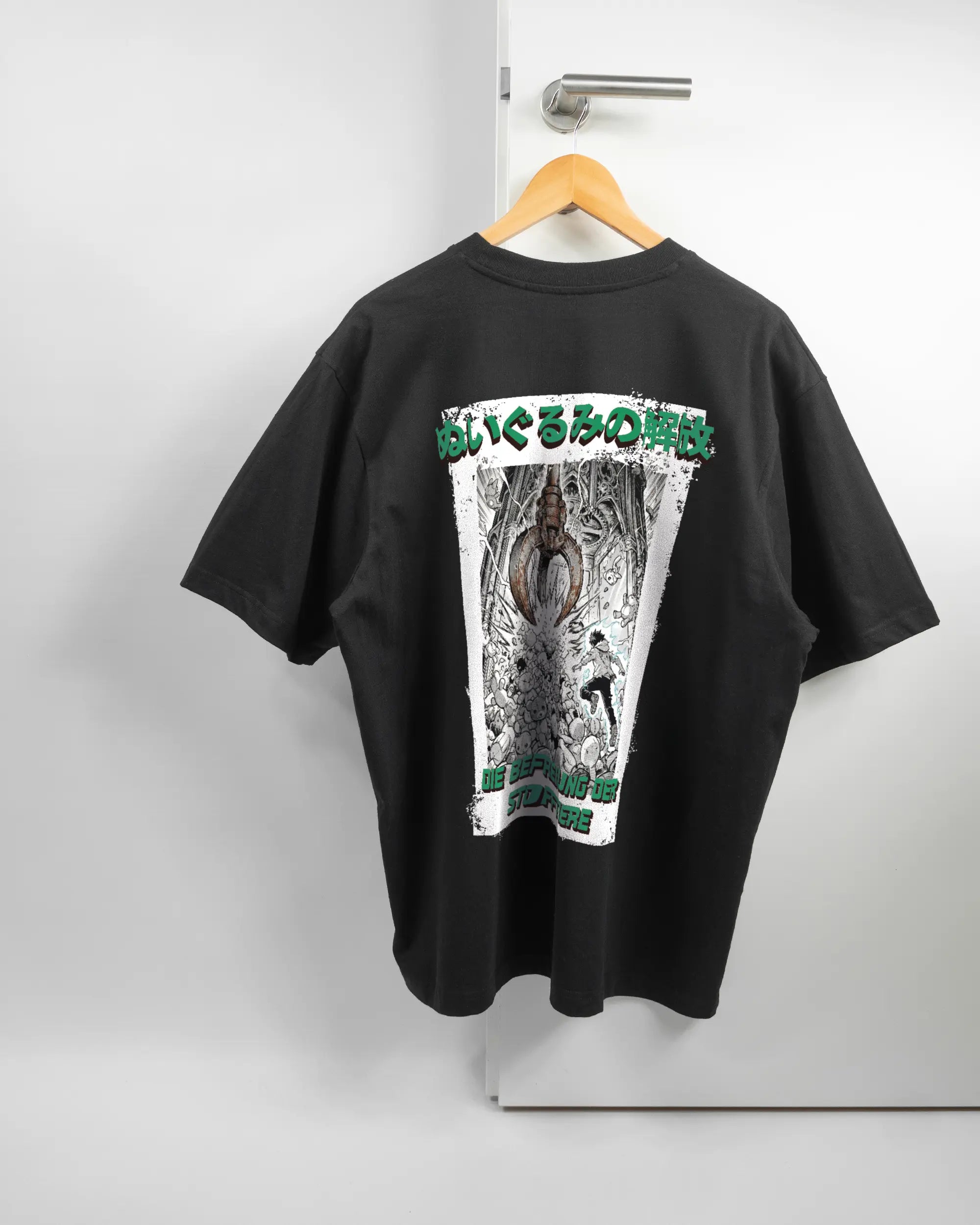 Rückseite des Basic Unisex T-Shirt Oversized von Maondo mit dem Design Save 1 Stofftier in der Farbe Black und in der Größe L auf einem Bügel an der Türklinke aufgehängt