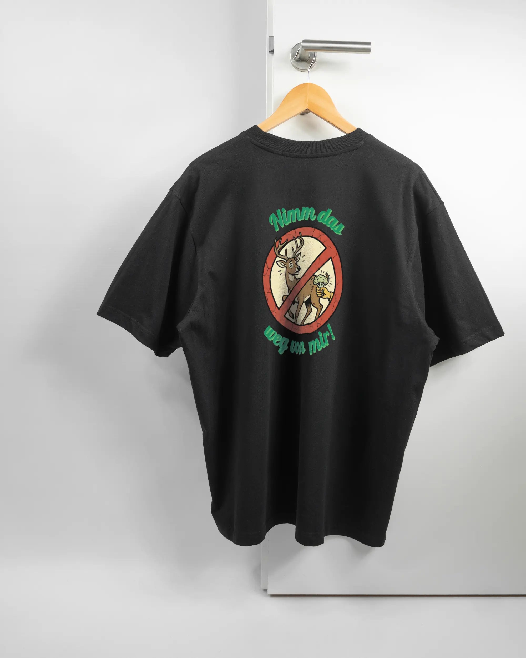 Rückseite des Basic Unisex T-Shirt Oversized von Maondo mit dem Design Reh weg in der Farbe Black und in der Größe L auf einem Bügel an der Türklinke aufgehängt