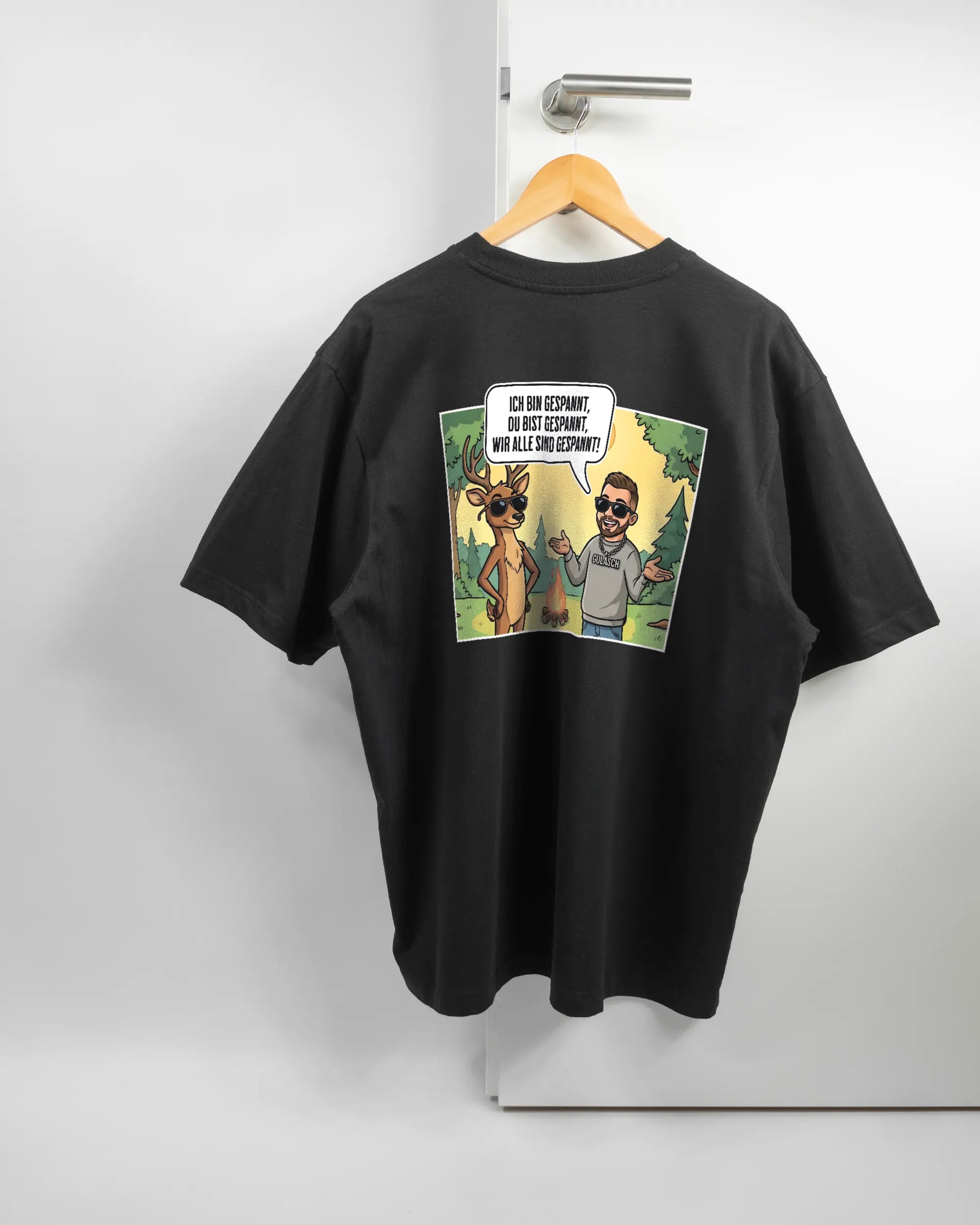 Rückseite des Basic Unisex T-Shirt Oversized von Maondo mit dem Design Vollspannung in der Farbe Black und in der Größe L auf einem Bügel an der Türklinke aufgehängt