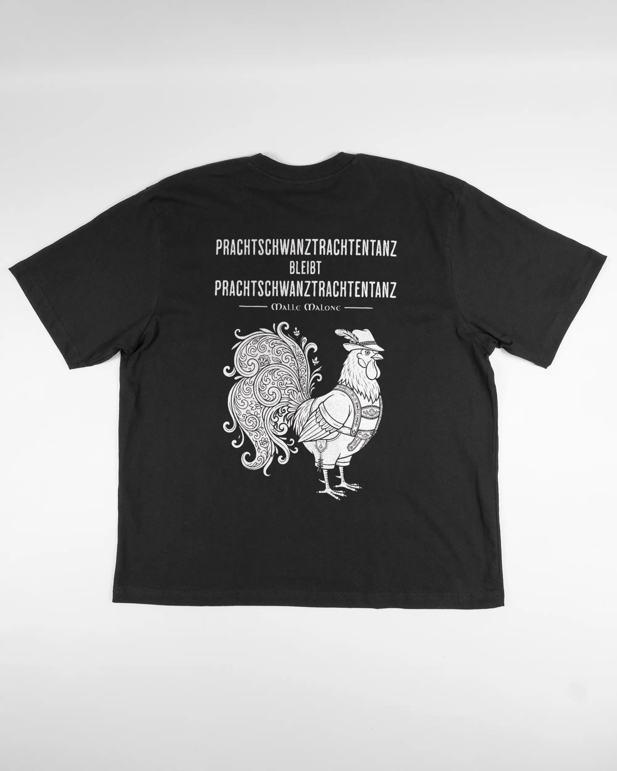 Rückseite des Basic Unisex T-Shirt Oversized von Maondo mit dem Design Trachtentanz in der Farbe Black und in der Größe L flach auf den Boden gelegt