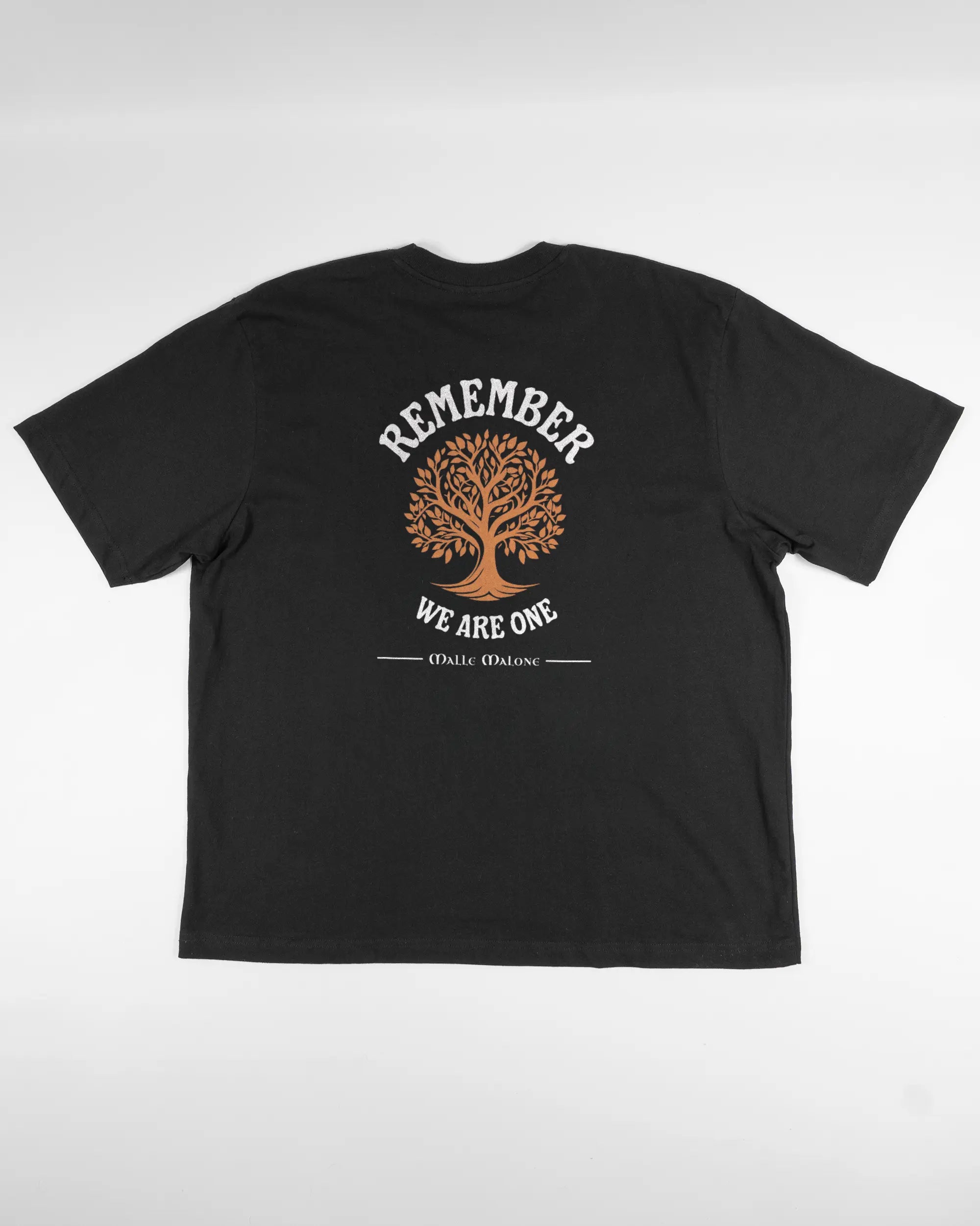 Rückseite des Basic Unisex T-Shirt Oversized von Maondo mit dem Design We are one in der Farbe Black und in der Größe L flach auf den Boden gelegt