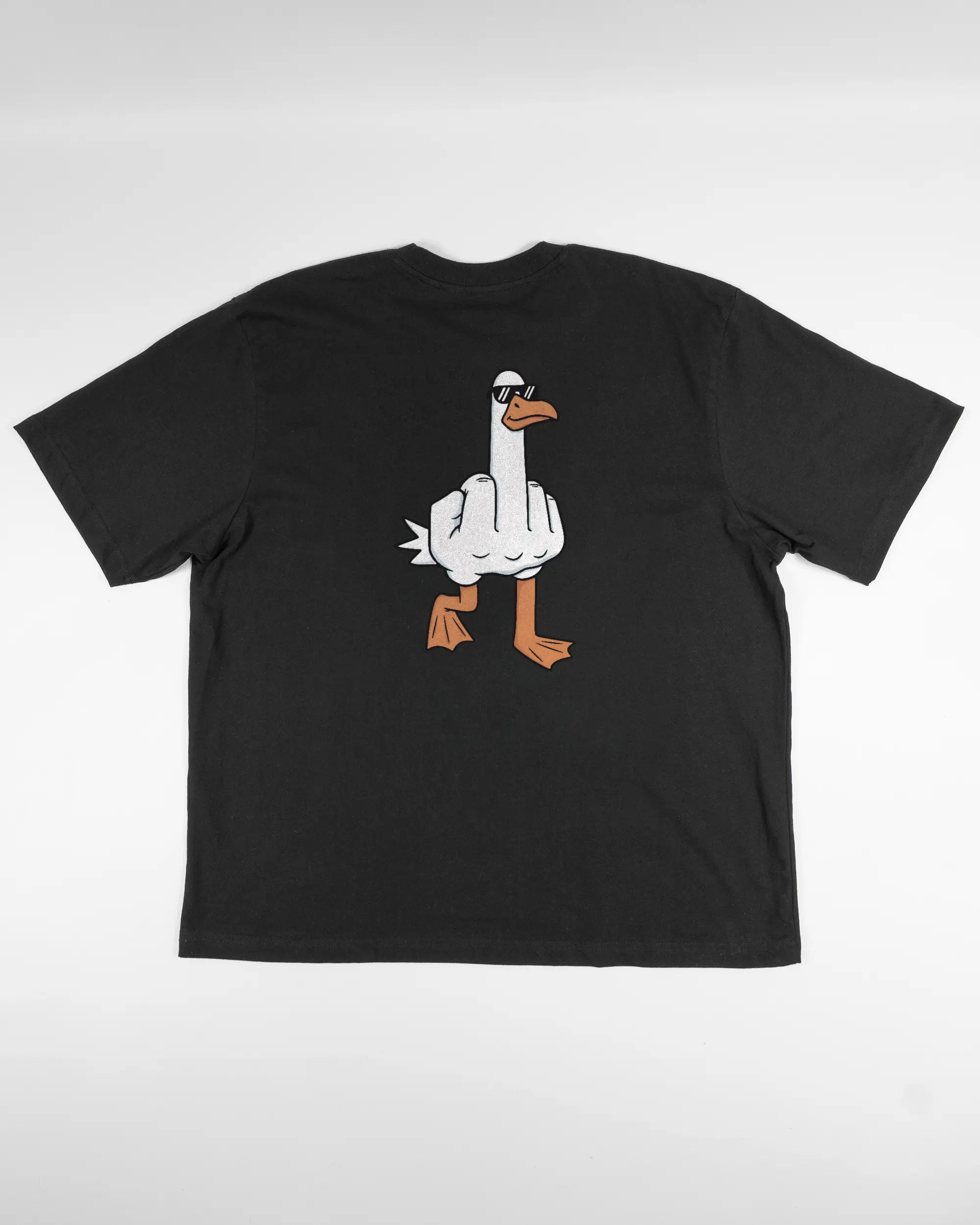 Rückseite des Basic Unisex T-Shirt Oversized von Maondo mit dem Design I give a duck in der Farbe Black und in der Größe L flach auf den Boden gelegt