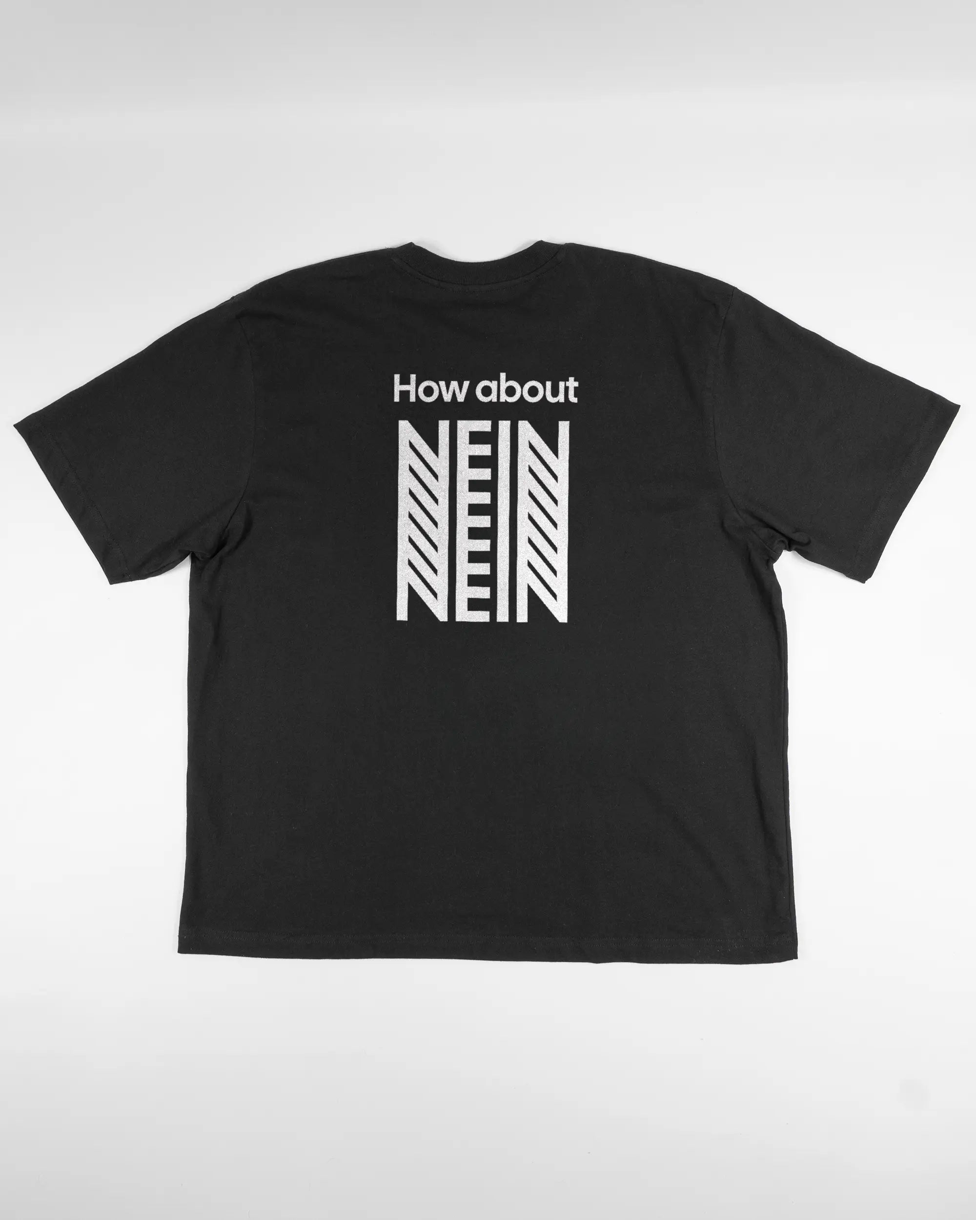 Rückseite des Basic Unisex T-Shirt Oversized von Maondo mit dem Design How about nein in der Farbe Black und in der Größe L flach auf den Boden gelegt