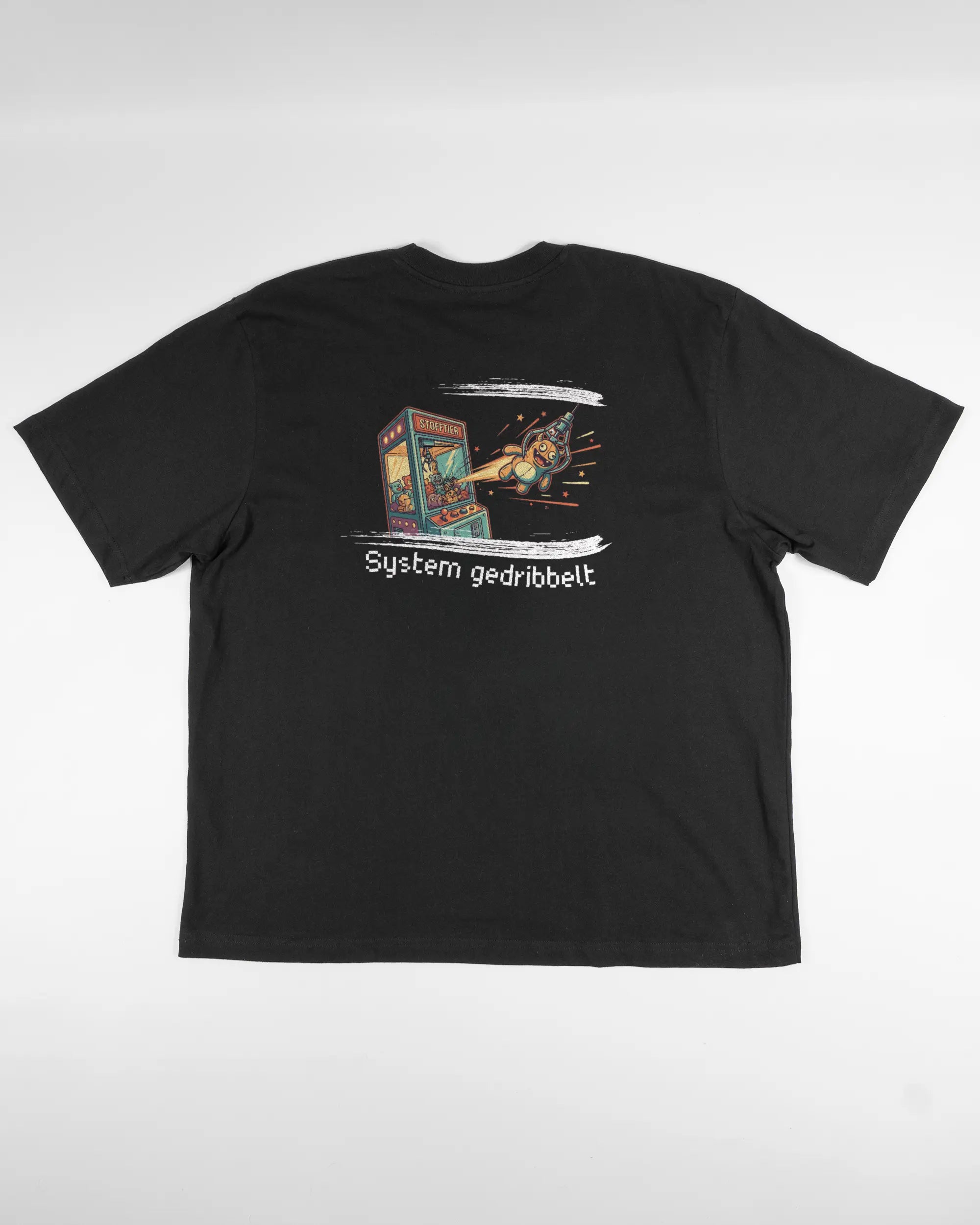 Rückseite des Basic Unisex T-Shirt Oversized von Maondo mit dem Design System gedribbelt in der Farbe Black und in der Größe L flach auf den Boden gelegt