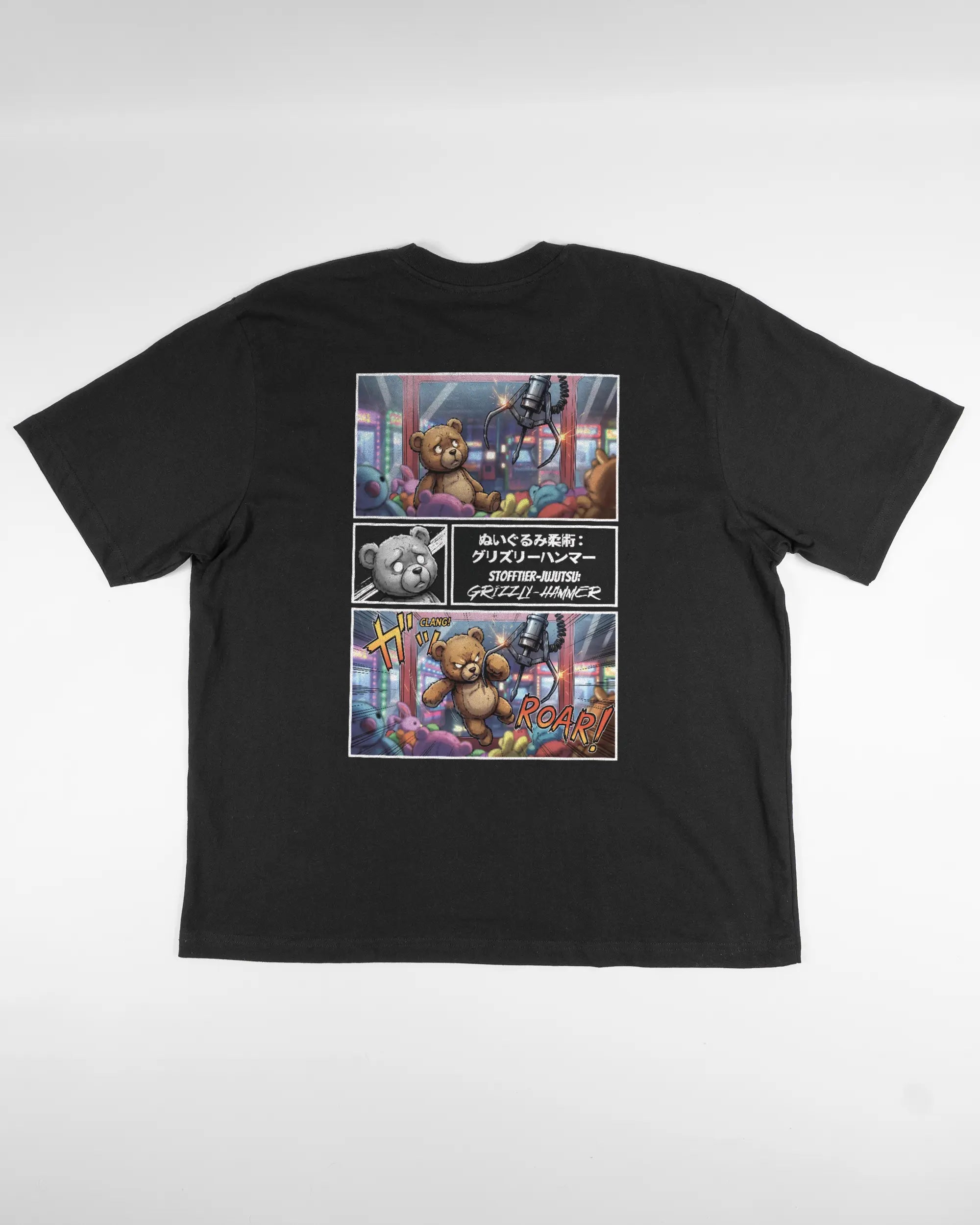 Rückseite des Basic Unisex T-Shirt Oversized von Maondo mit dem Design Manga Stoff in der Farbe Black und in der Größe L flach auf den Boden gelegt