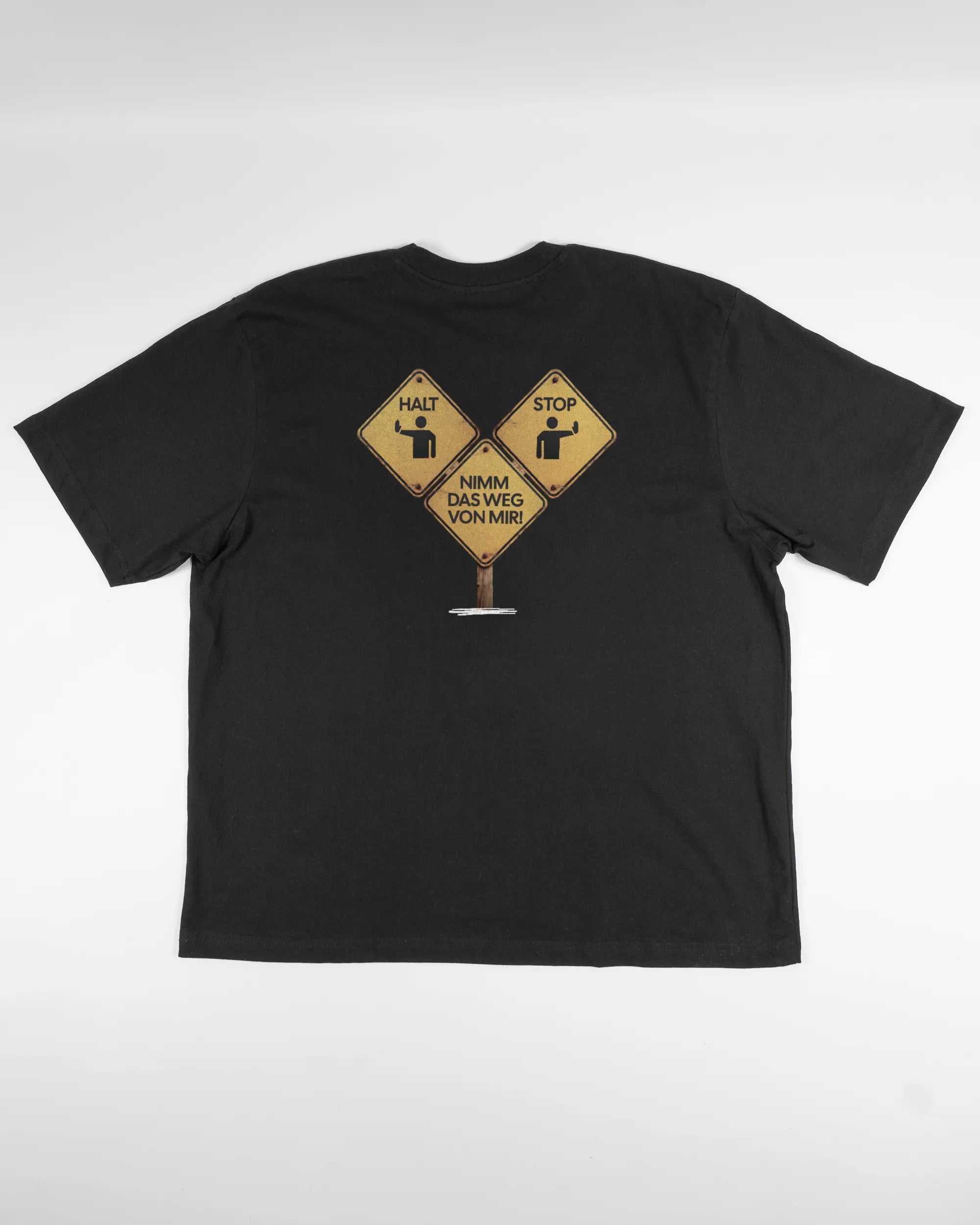 Rückseite des Basic Unisex T-Shirt Oversized von Maondo mit dem Design Schutzschild in der Farbe Black und in der Größe L flach auf den Boden gelegt