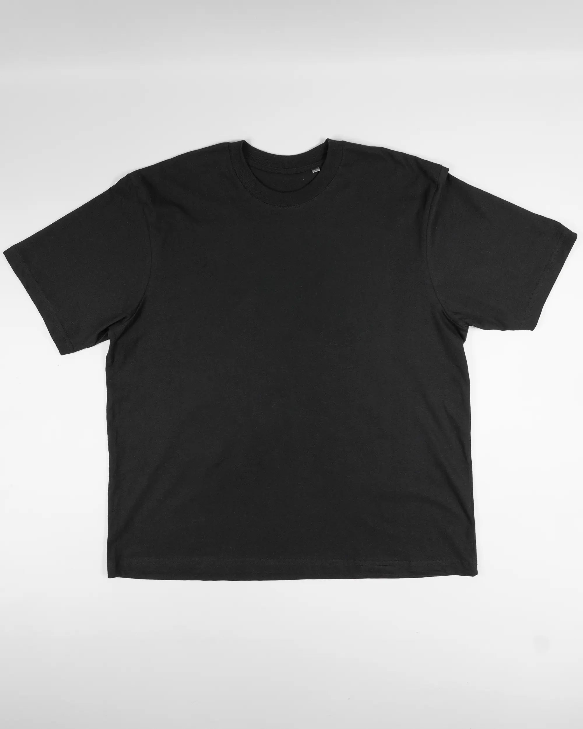 Vorderseite des Basic Unisex T-Shirt Oversized von Maondo ohne Motiv in der Farbe Black und in der Größe L flach auf den Boden gelegt