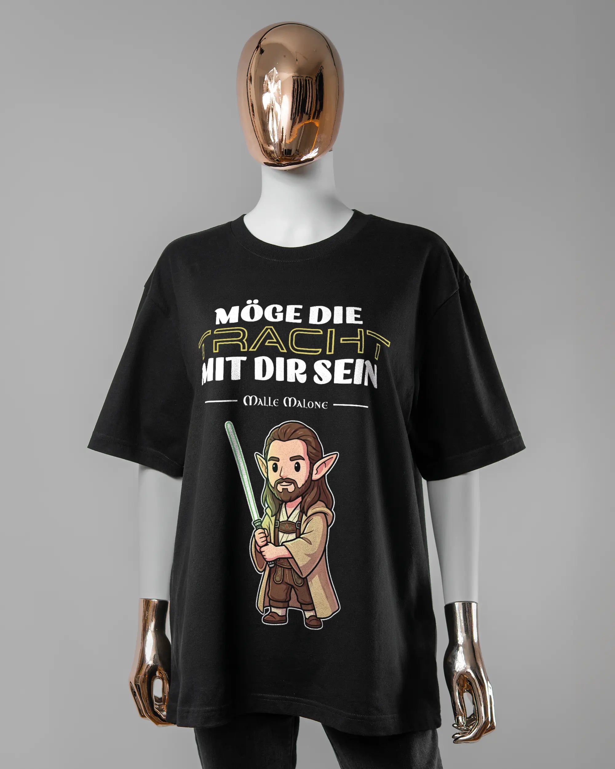 Vorderseite des Basic Unisex T-Shirt Oversized von Maondo mit dem Design Tracht mit dir in der Farbe Black und in der Größe S getragen von einer femininen Puppe