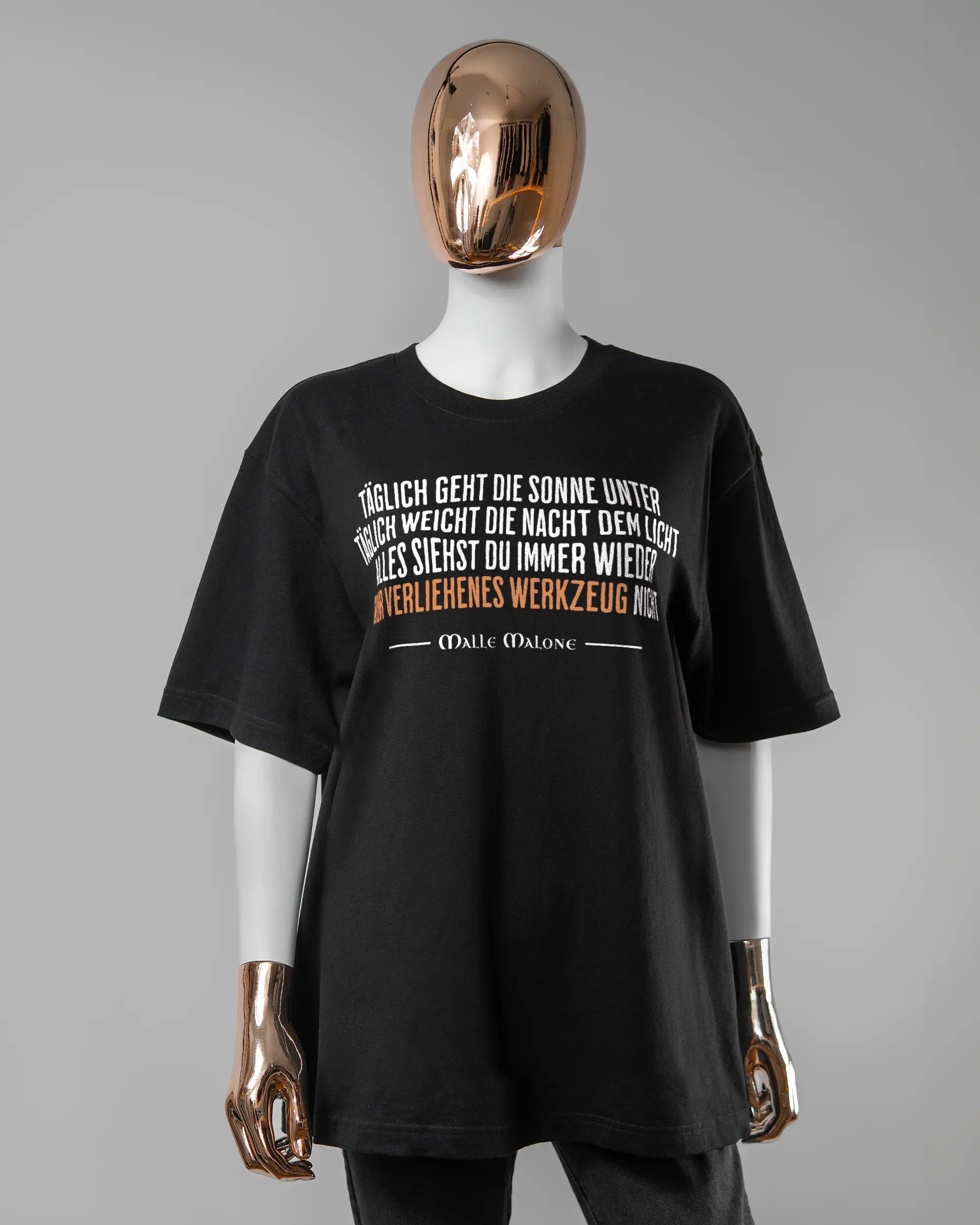 Vorderseite des Basic Unisex T-Shirt Oversized von Maondo mit dem Design Wegzeug in der Farbe Black und in der Größe S getragen von einer femininen Puppe