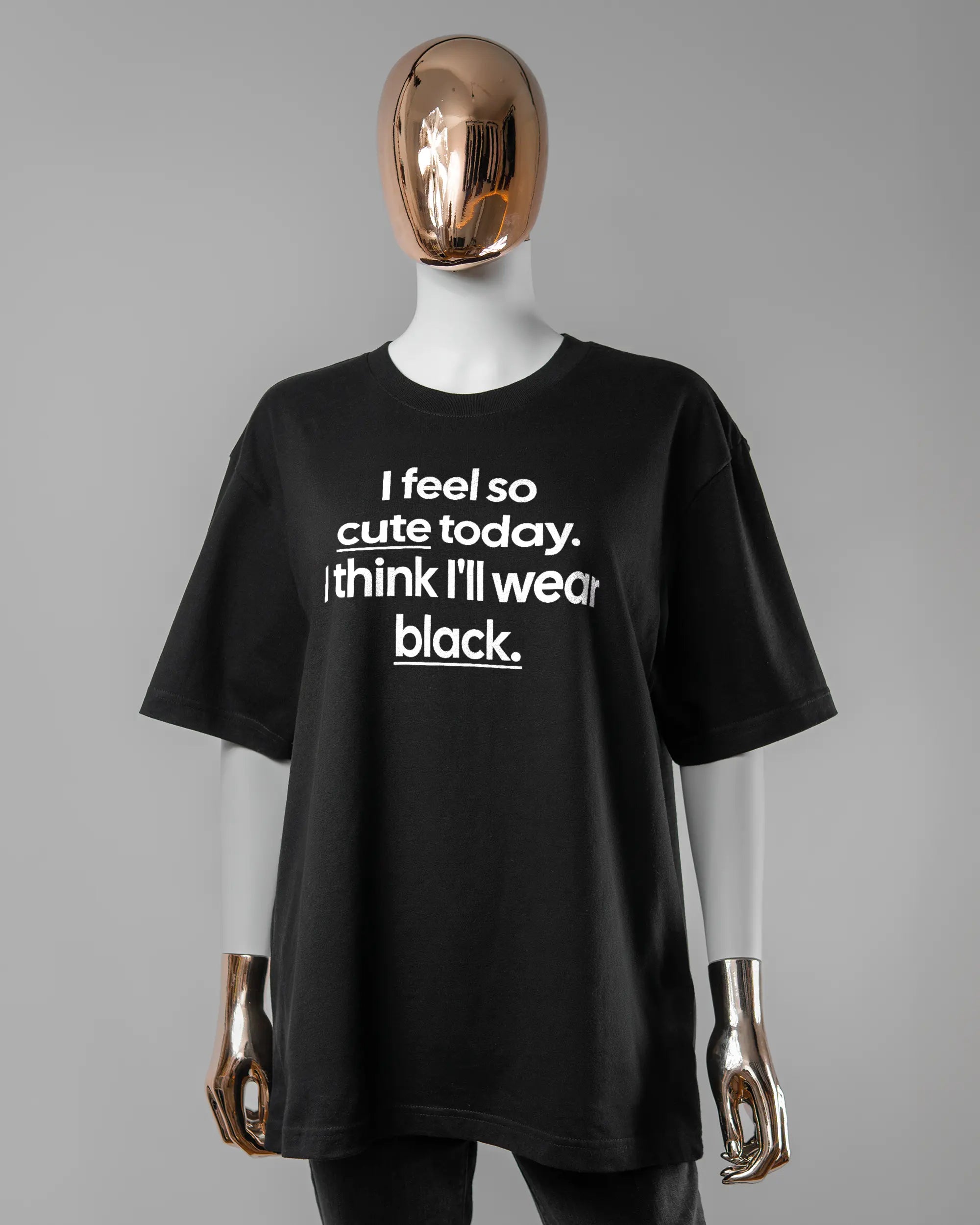 Vorderseite des Basic Unisex T-Shirt Oversized von Maondo mit dem Design Colorful Day in der Farbe Black und in der Größe S getragen von einer femininen Puppe