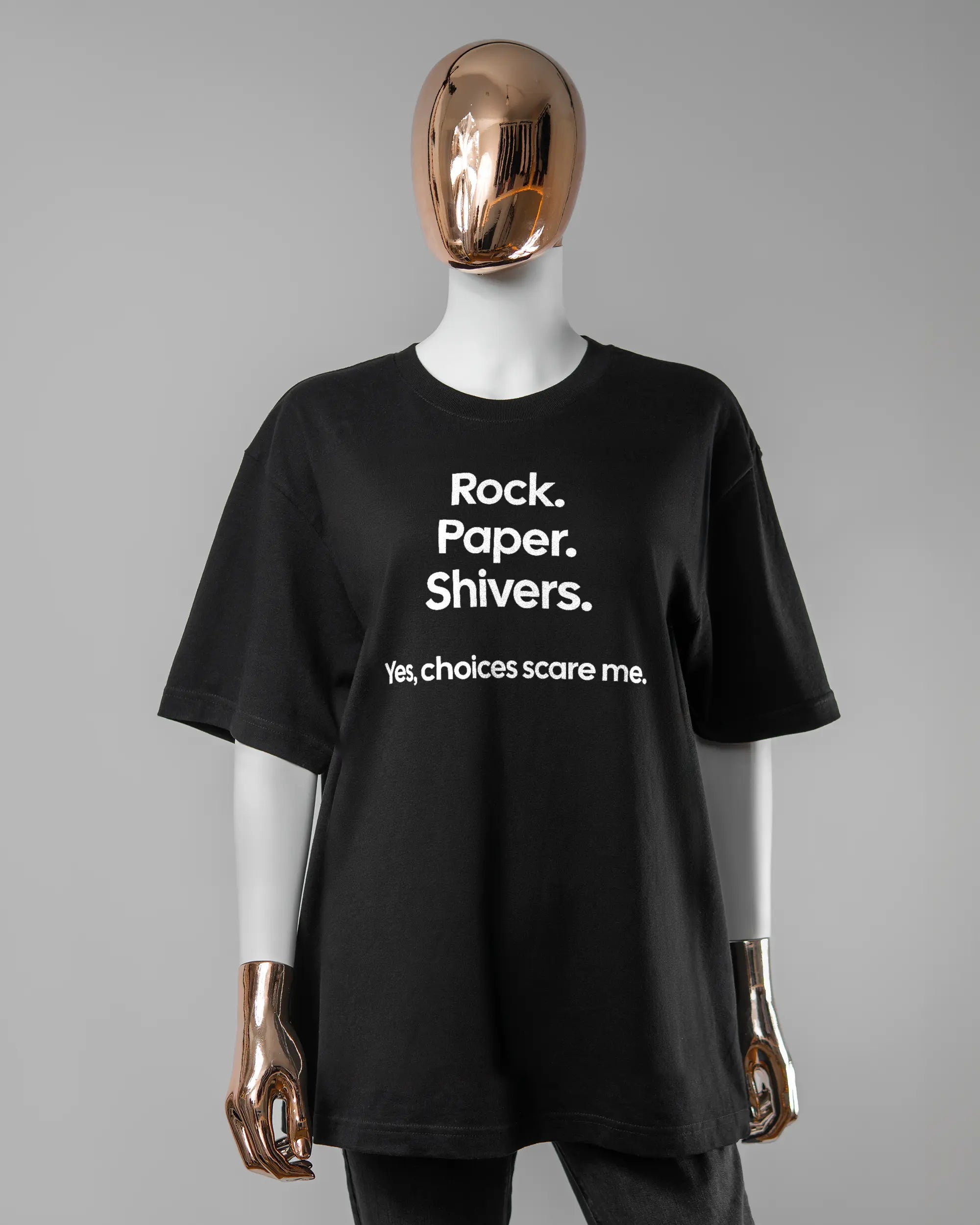 Vorderseite des Basic Unisex T-Shirt Oversized von Maondo mit dem Design Rock Paper Shivers in der Farbe Black und in der Größe S getragen von einer femininen Puppe