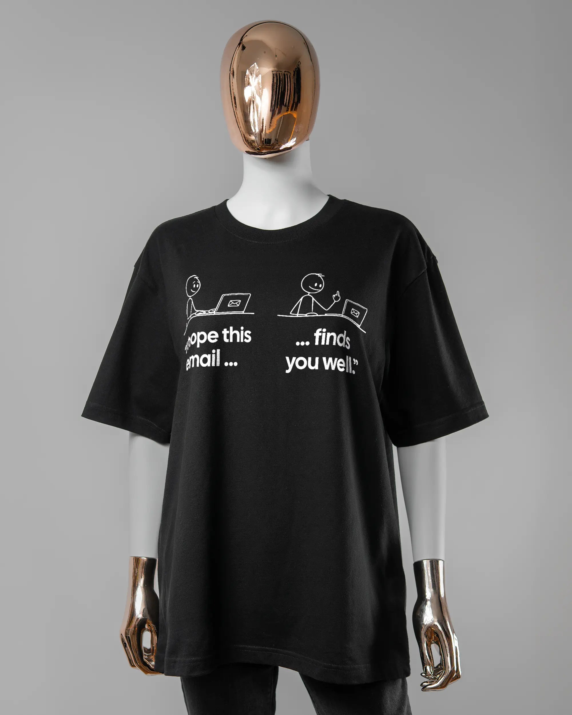 Vorderseite des Basic Unisex T-Shirt Oversized von Maondo mit dem Design Found me not well in der Farbe Black und in der Größe S getragen von einer femininen Puppe