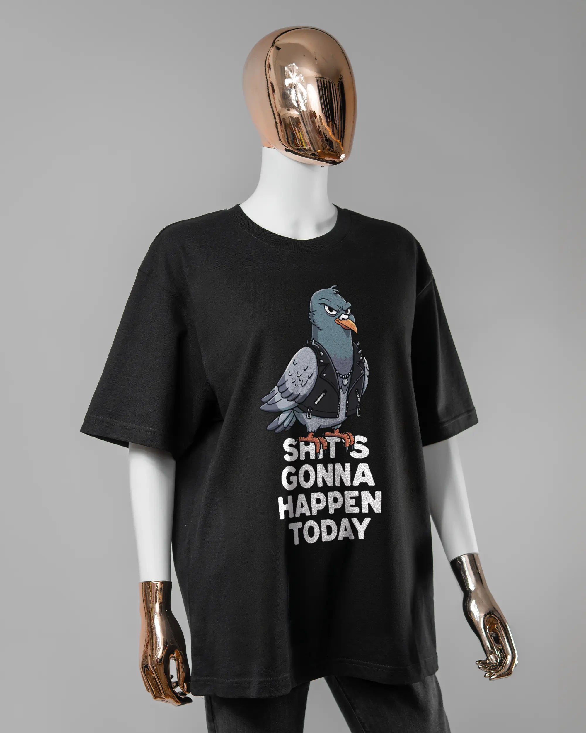 Vorderseite des Basic Unisex T-Shirt Oversized von Maondo mit dem Design Pigeon Pun in der Farbe Black und in der Größe S getragen von einer femininen Puppe